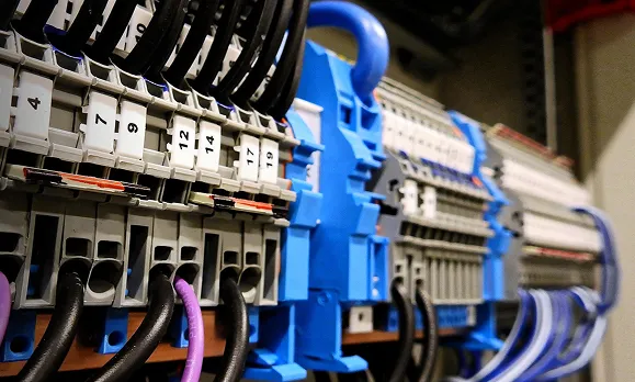 Patchfeld mit Netzwerkkomponenten – professionelle Elektroinstallation durch Experten