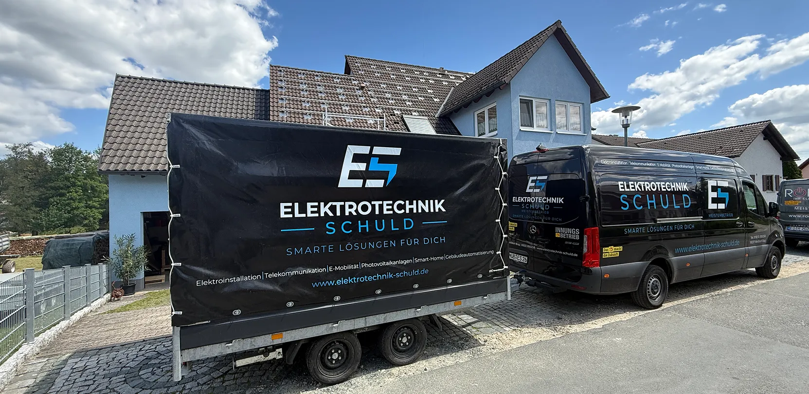 Anhänger mit Technik-Equipment – Elektro Schuld auf dem Weg zum Kundeneinsatz