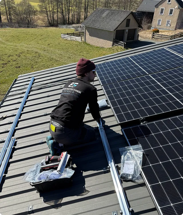 Solarmodule auf einem Dach – hochwertige PV-Anlagen vom Elektrofachbetrieb
