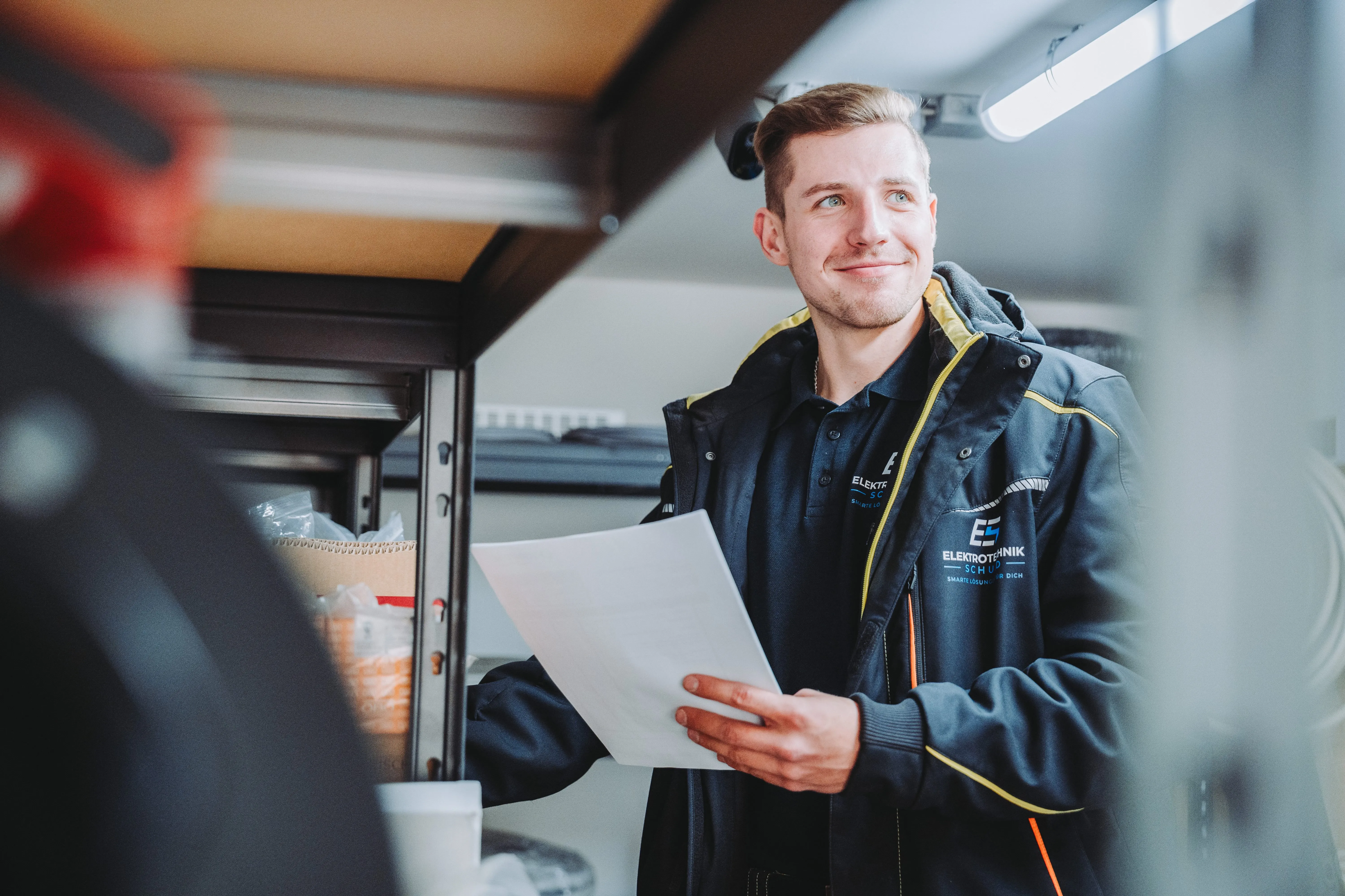 Installateur bei der Arbeit im Schaltschrank – präzise Ausführung durch Elektro Schuld