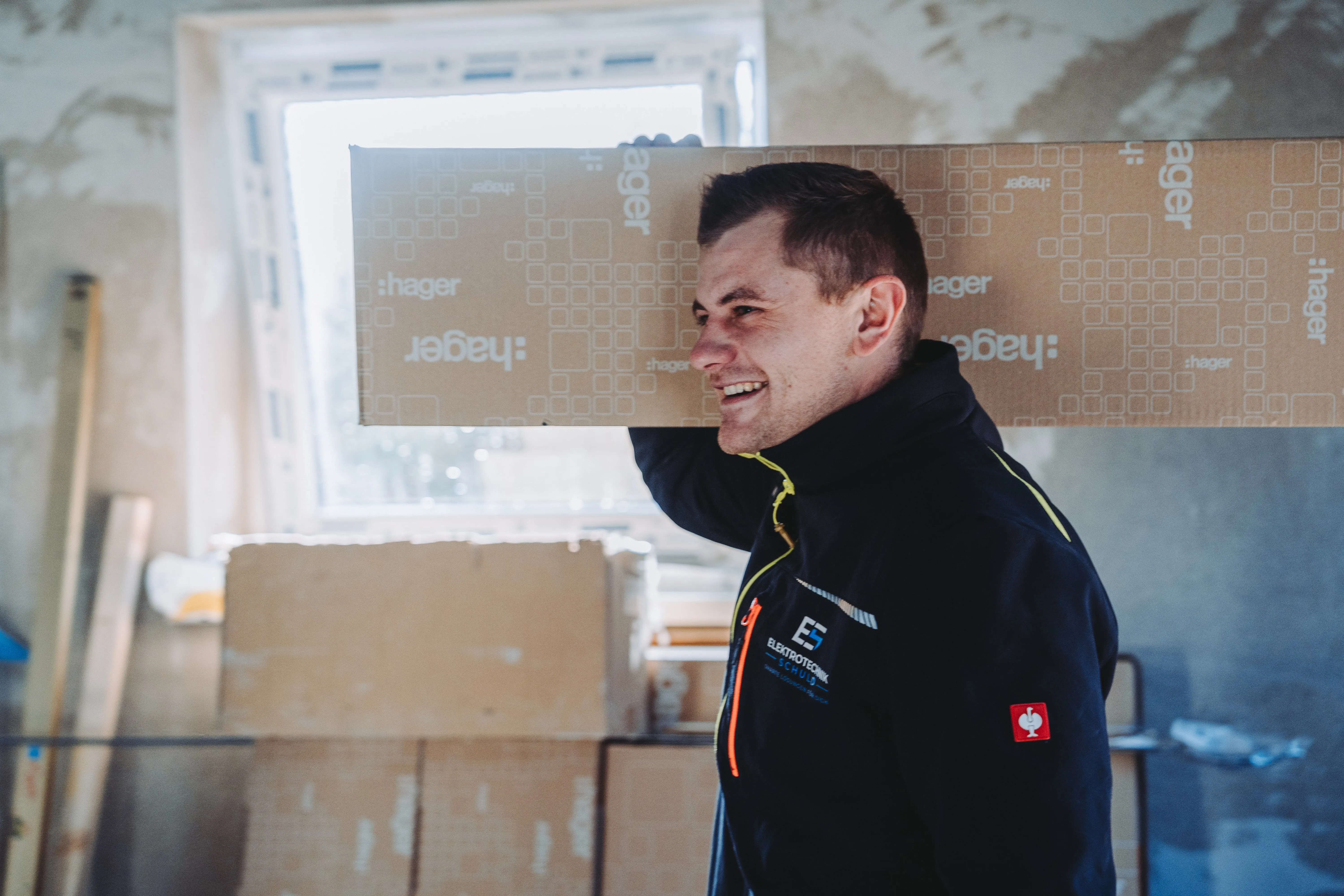 Mitarbeiter von Elektro Schuld bei der Projektvorbereitung – zuverlässiger Elektrotechnik-Service