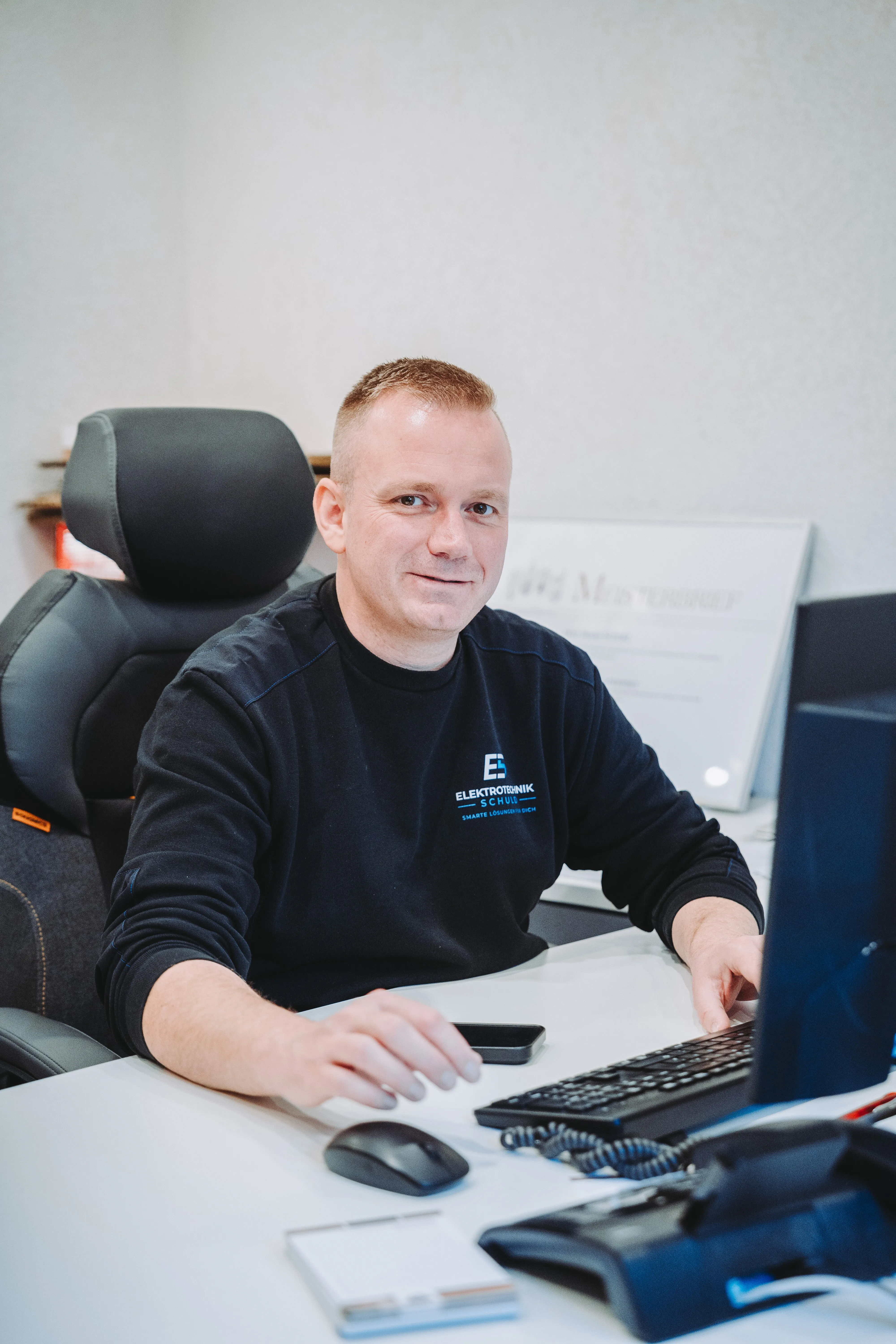 Elektroniker im Büro – Planung und Koordination von Smart-Home- und PV-Projekten