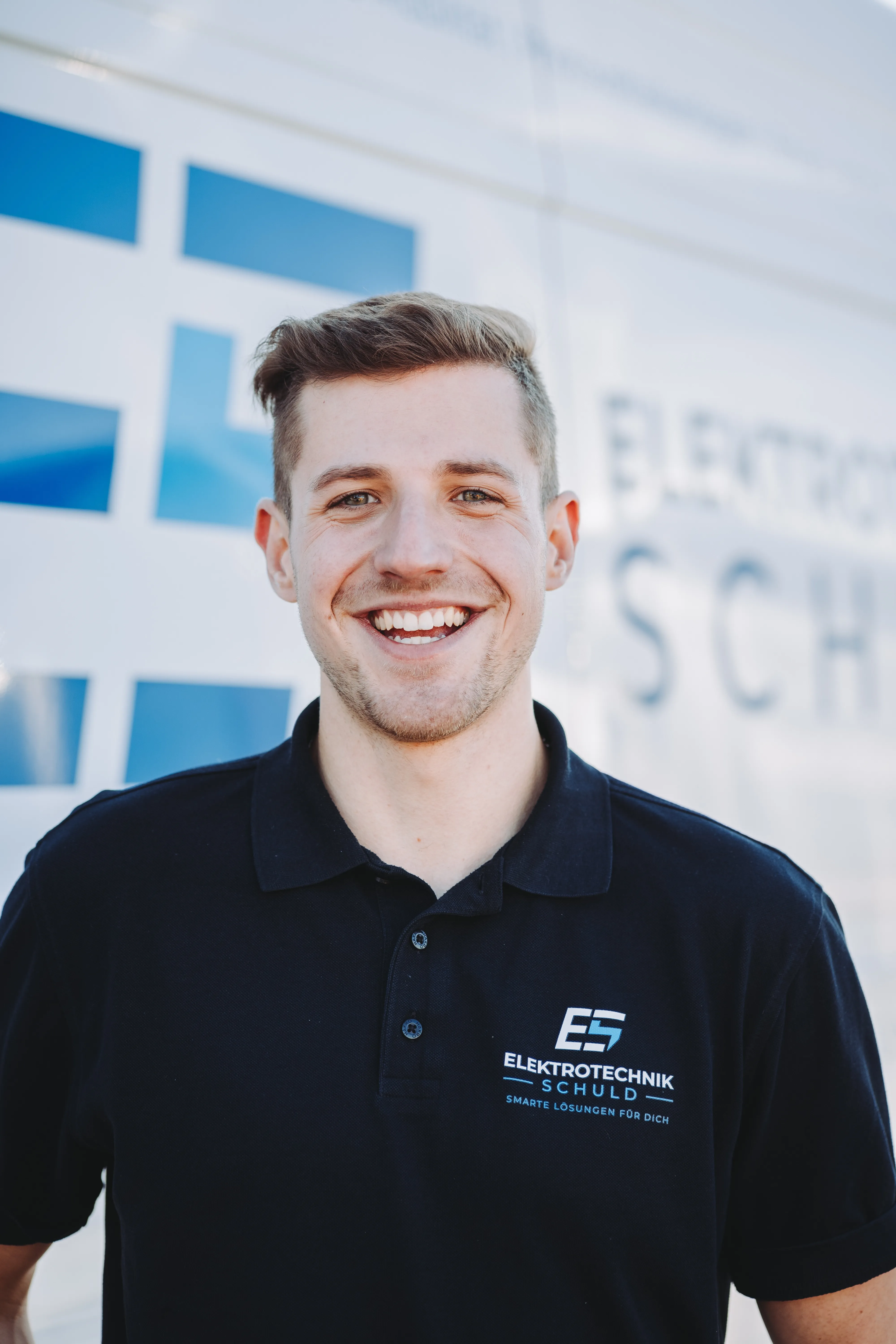Portrait eines Mitarbeiters von Elektro Schuld – kompetente Fachkräfte für Smart Home und Photovoltaik