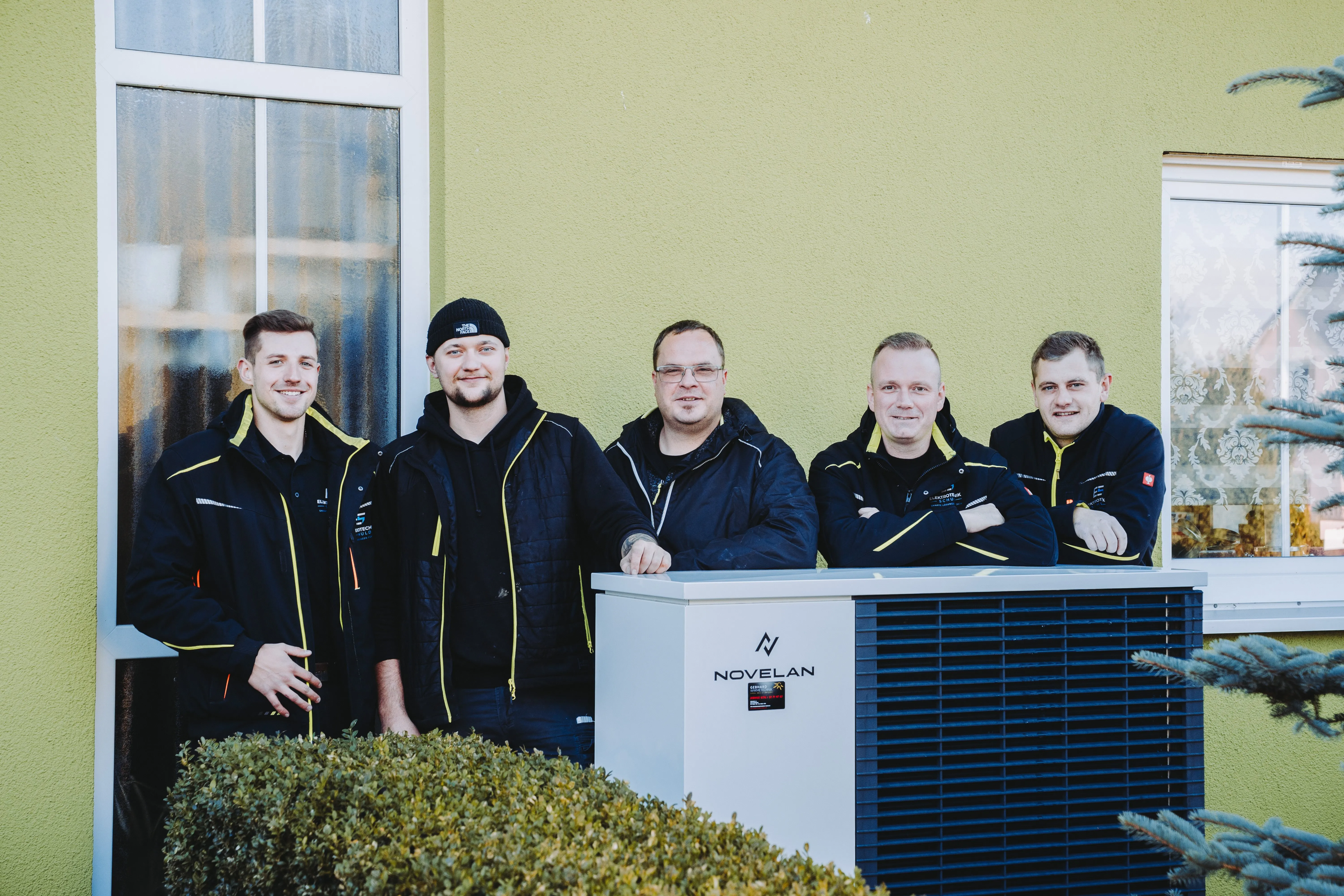 Team Foto mit den Kollegen von Gebhardt vor einer installierten Wärmepumpe