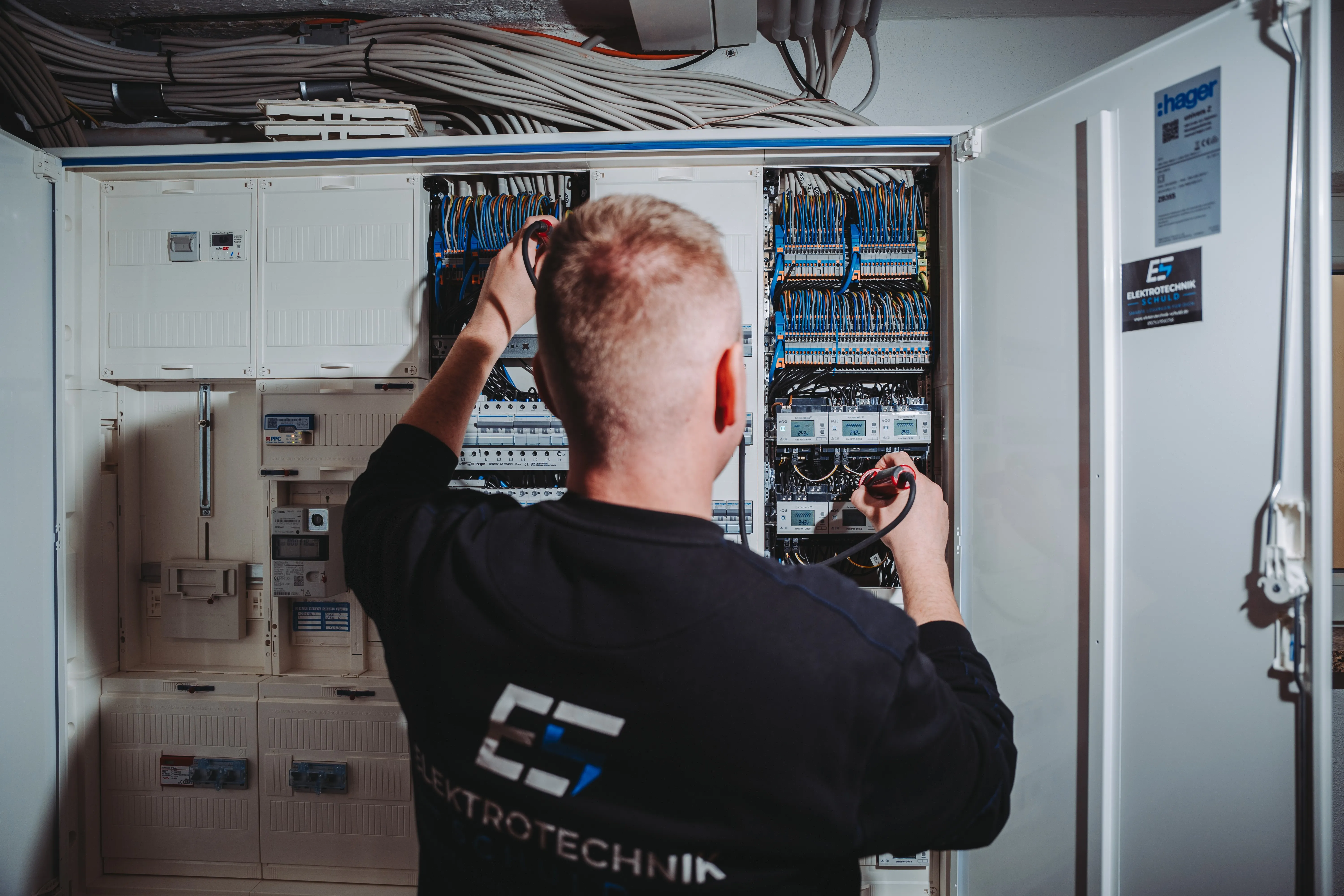Servicetechniker bei der Wartung – Elektro Schuld bietet zuverlässigen Kundendienst