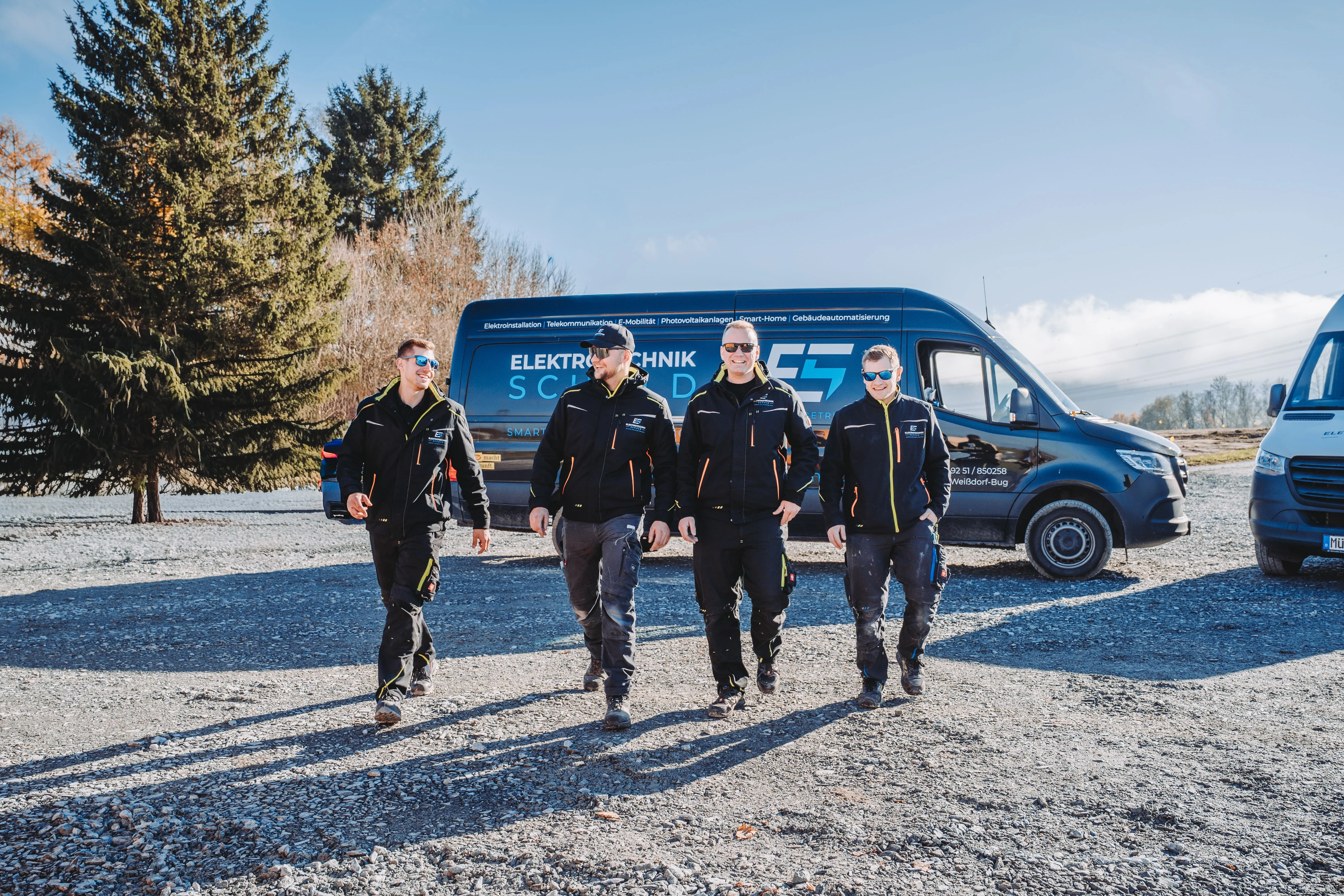 Team Elektro Schuld vor Fahrzeugflotte – Ihr Fachbetrieb für Elektrotechnik in der Region