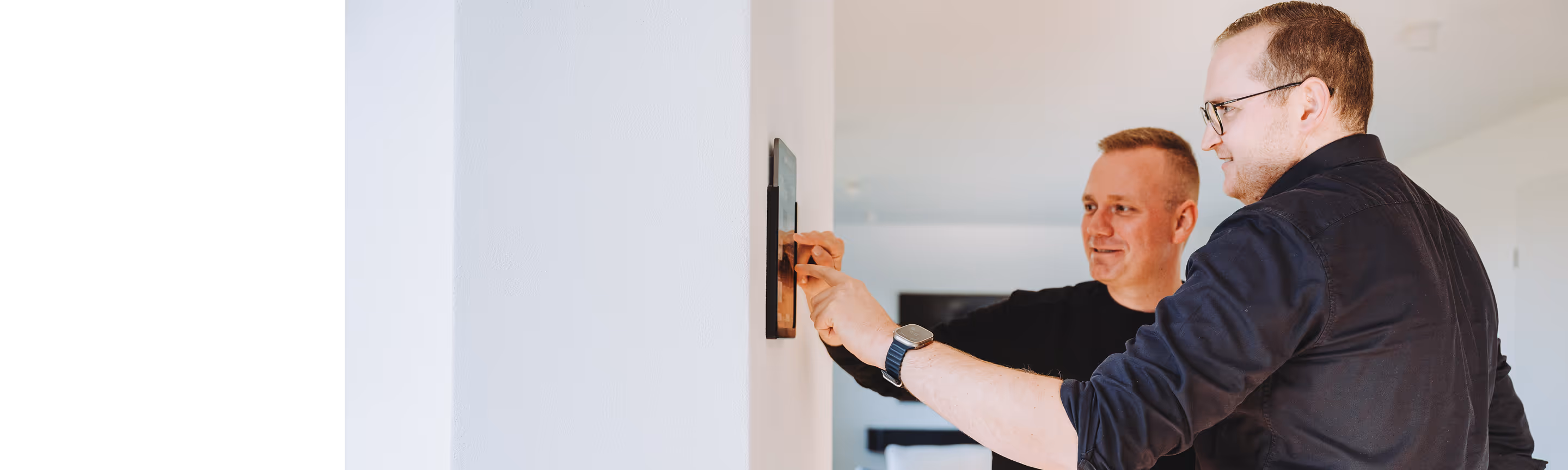 Techniker bei der Einrichtung eines Smart-Home-Systems – moderne Elektrolösungen von Elektro Schuld