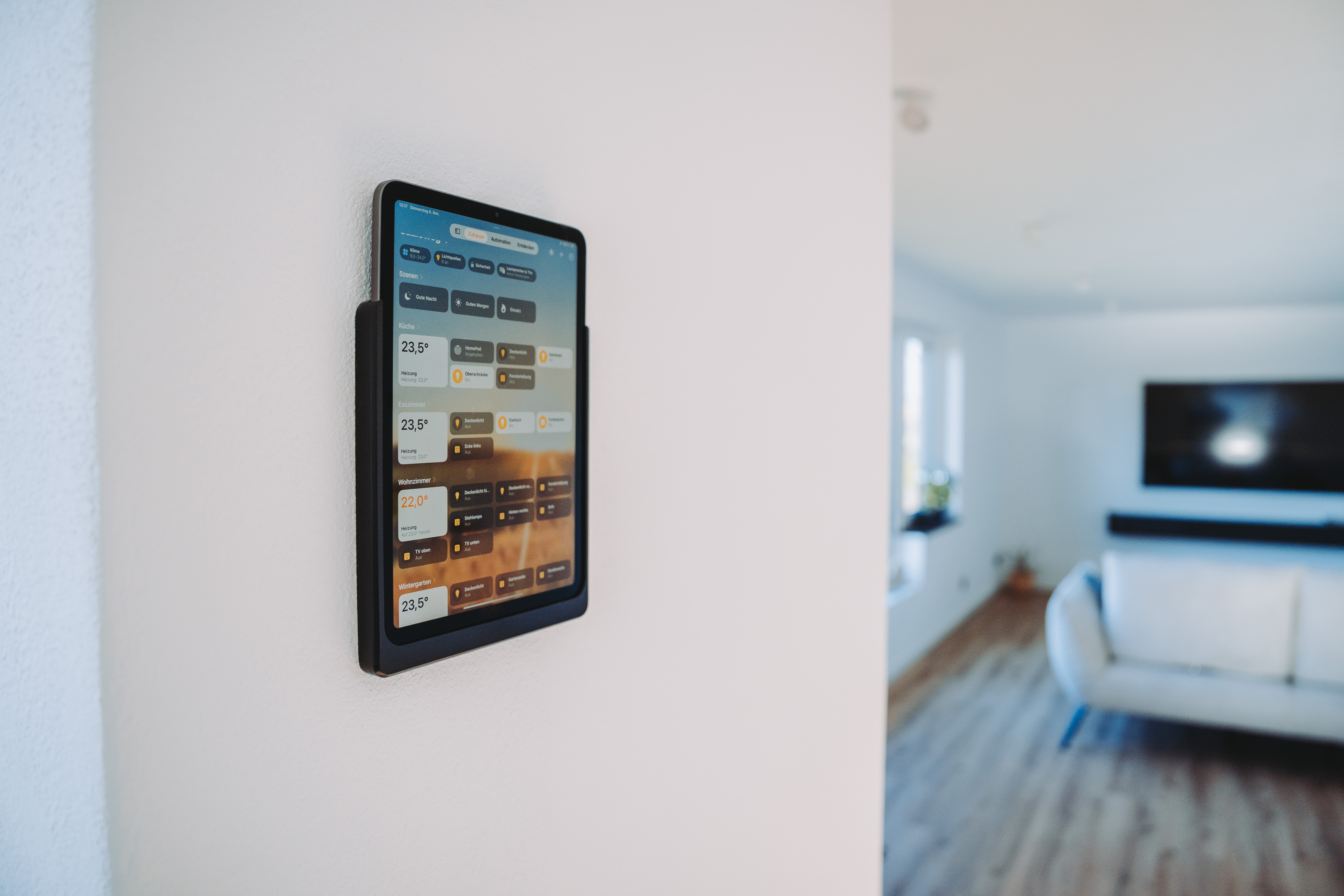 Moderne Wandsteuerung im Wohnzimmer – Smart-Home-Technologie für mehr Wohnkomfort