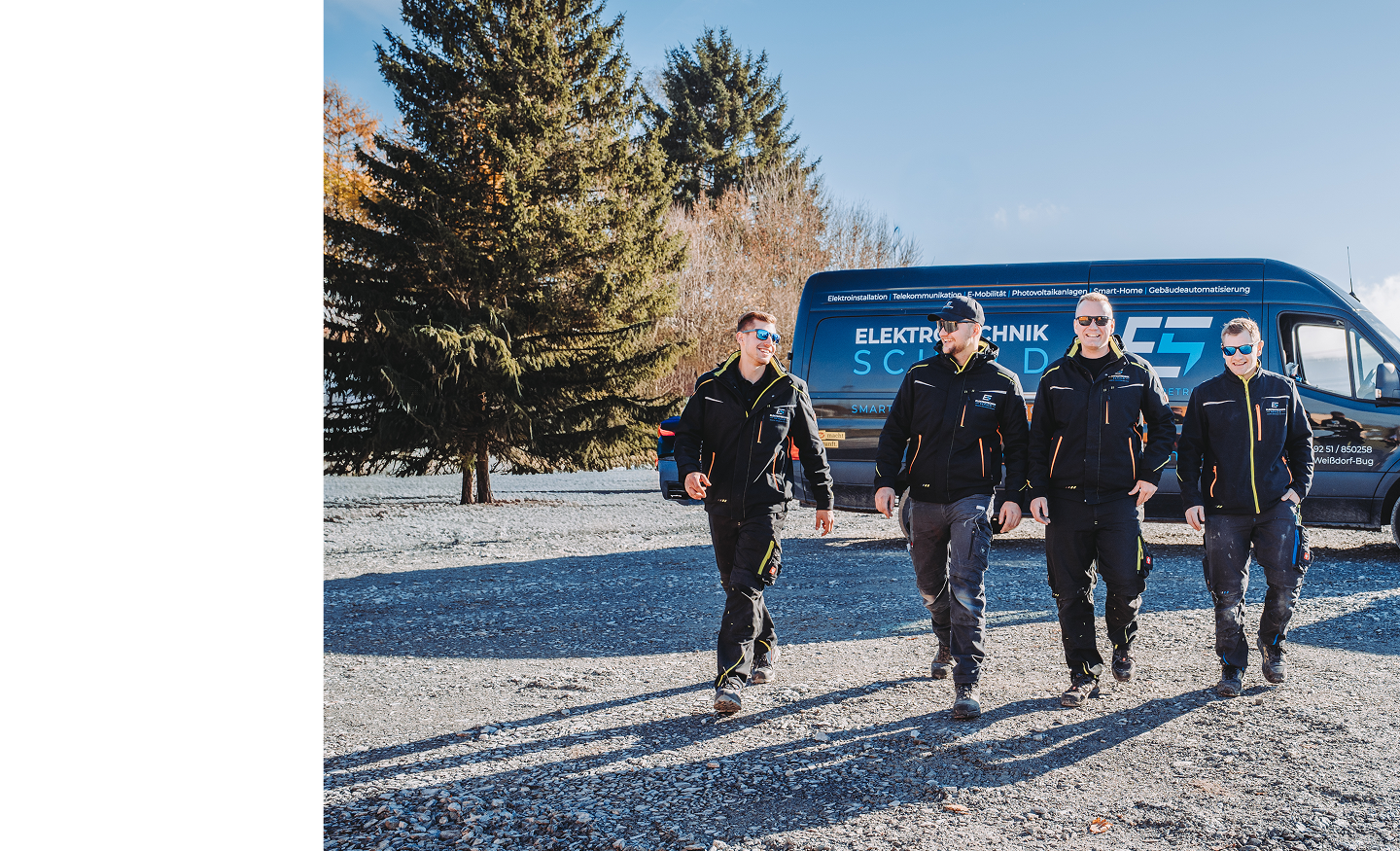 Elektro Schuld Team vor Firmenfahrzeugen – Experten für Photovoltaik, Smart Home und Elektrotechnik