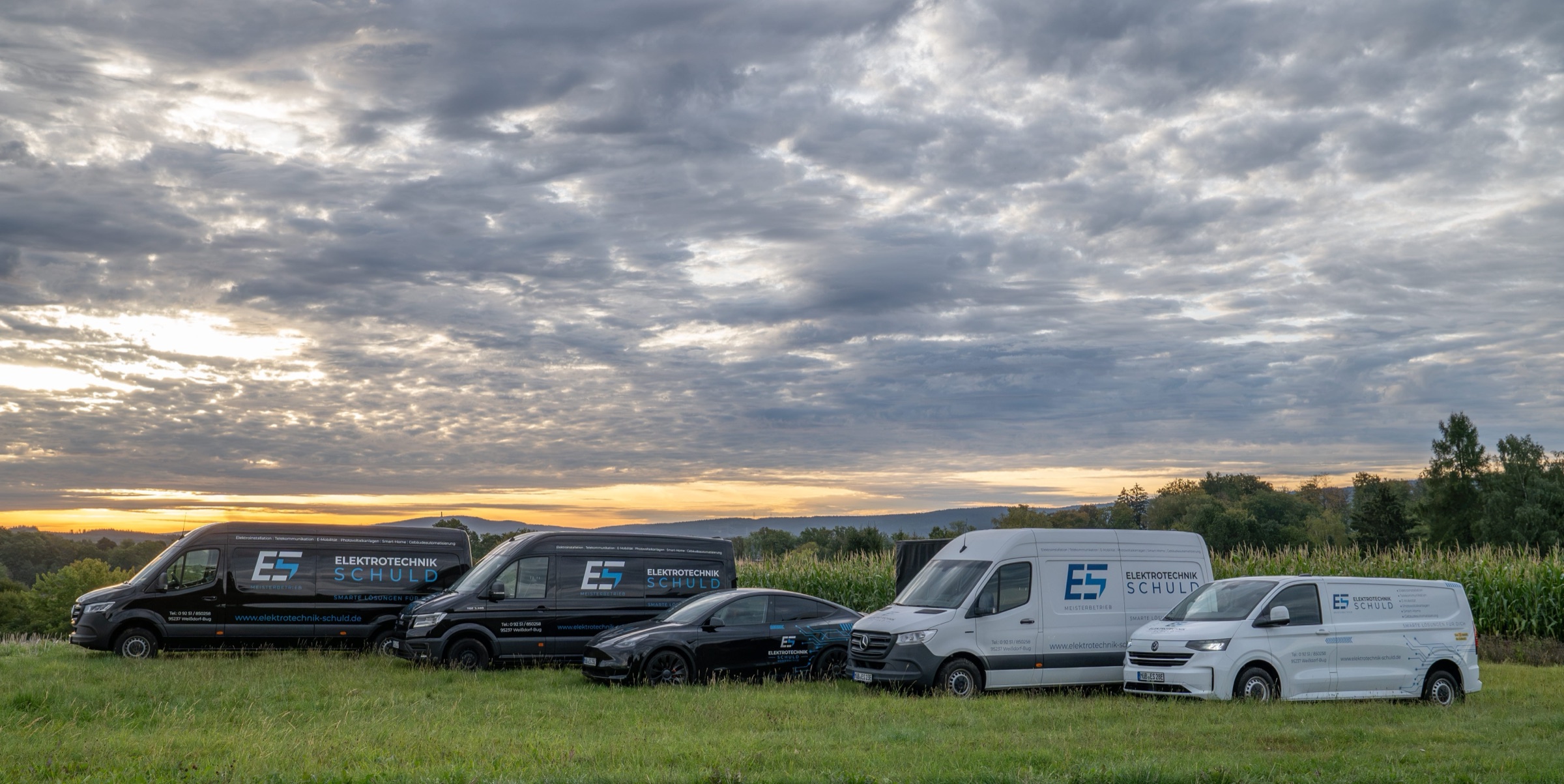 Fuhrpark von Elektrotechnik Schuld mit Transportern und Elektroauto