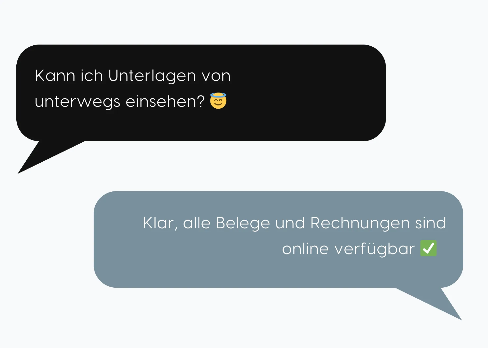 Zwei Sprechblasen im Chat: Die erste schwarze Sprechblase fragt: 'Kann ich Unterlagen von unterwegs einsehen?' mit einem lächelnden Gesicht und Heiligenschein-Emoji. Die zweite graublaue Sprechblase antwortet: 'Klar, alle Belege und Rechnungen sind online verfügbar' mit einem grünen Häkchen-Emoji.