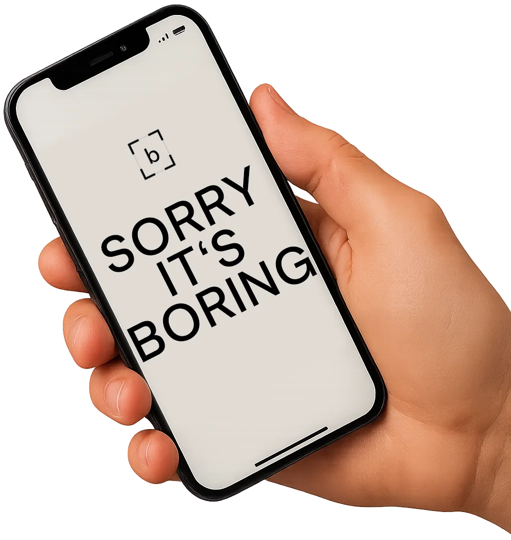 Hand hält ein Smartphone mit der Anzeige 'SORRY IT’S BORING' und einem grünen Start-Button.
