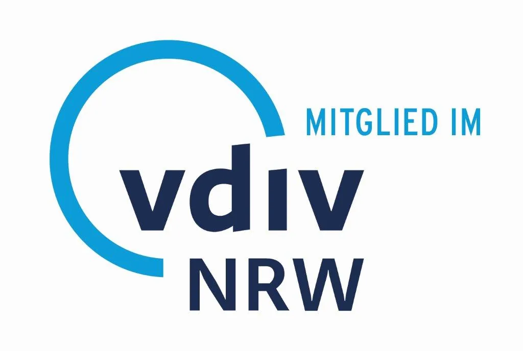 Logo des VDIV NRW mit dem Text Mitglied im vdiv NRW und einem blauen halbkreisförmigen Bogen.