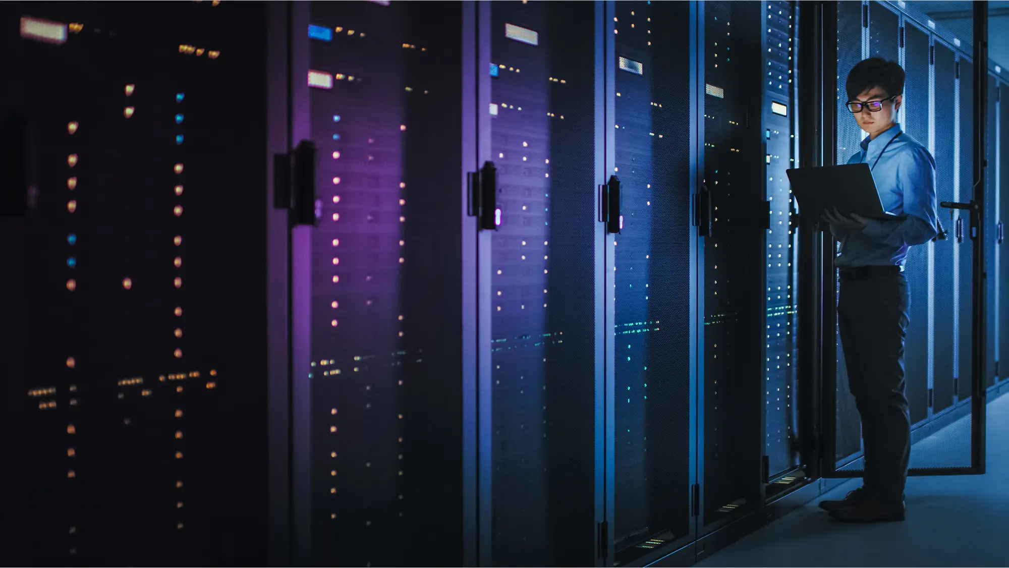 Technicien supervisant une baie de serveurs dans un data center nouvelle génération en France – DC-42