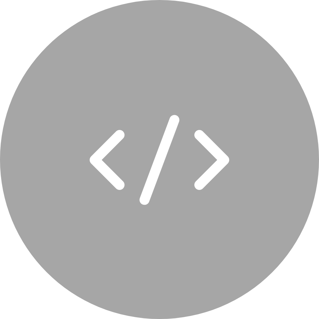 Simbolo di codice informatico con parentesi angolari bianche su sfondo circolare grigio.
