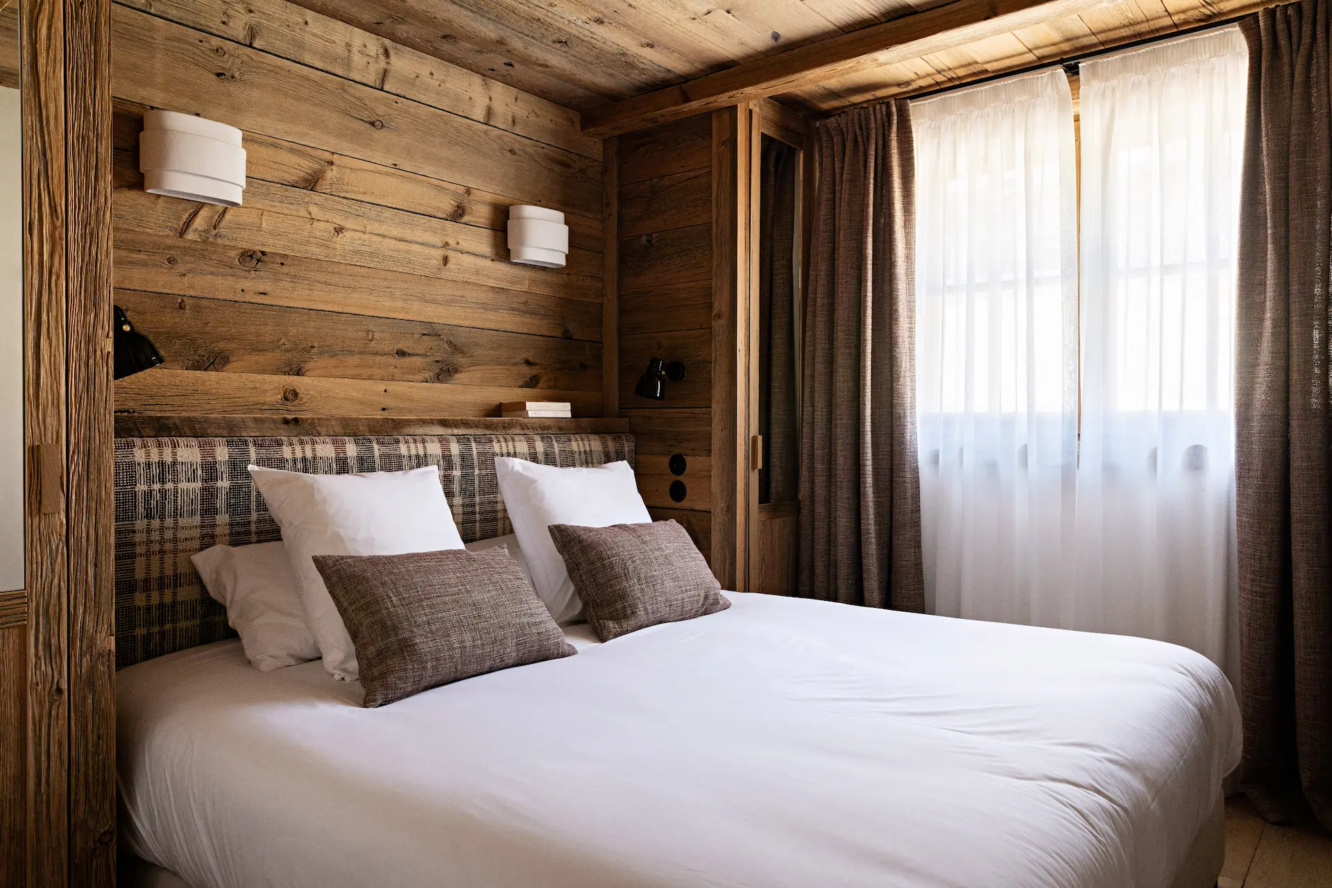 Chambre double décorée dans un style alpin dans un chalet de luxe à la montagne, idéale pour des vacances au ski
