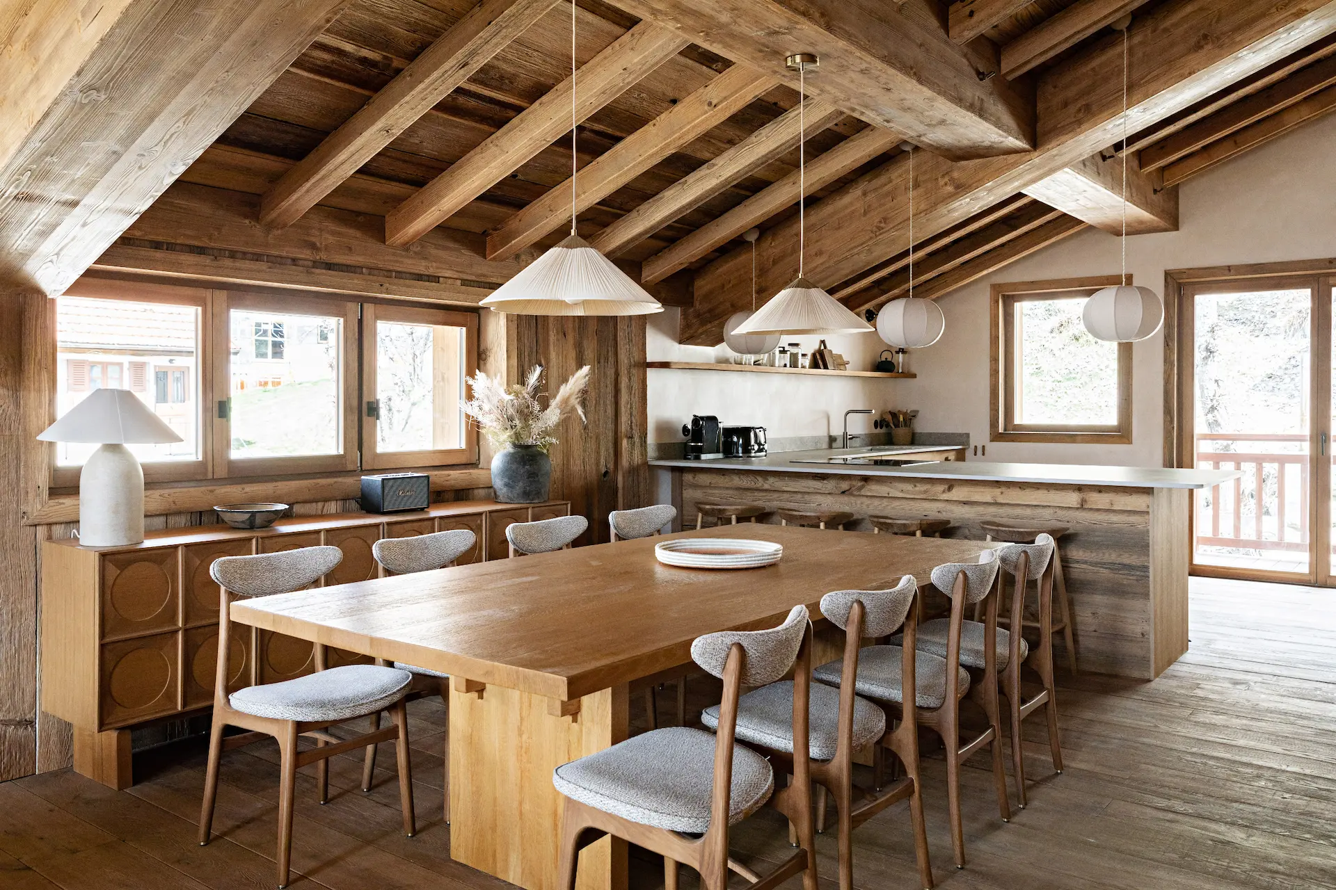 Salle à manger spacieuse et moderne pour une ambiance montagnarde conviviale