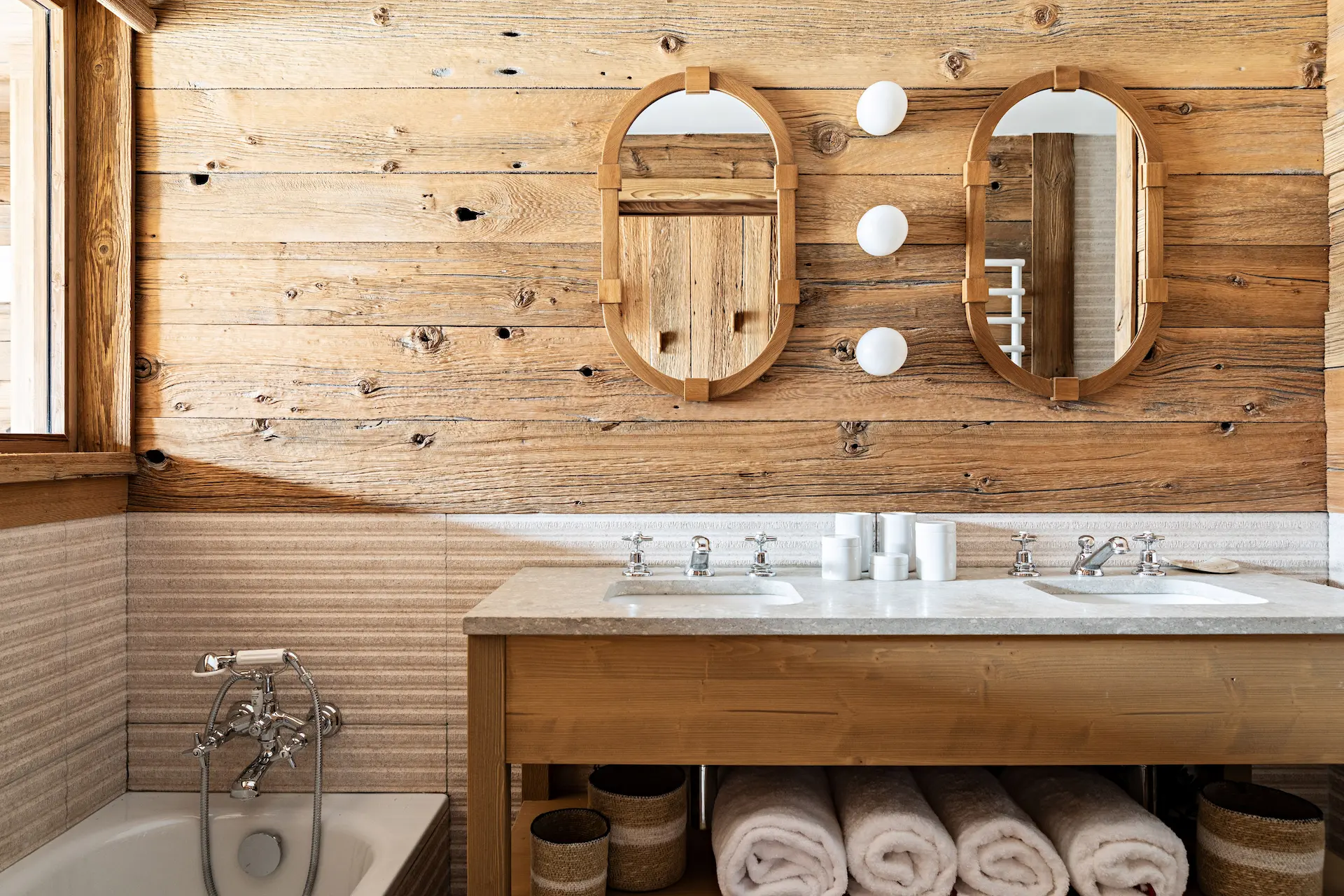 Élégante salle de bains en bois dans un chalet haut de gamme à Saint-Martin-de-Belleville