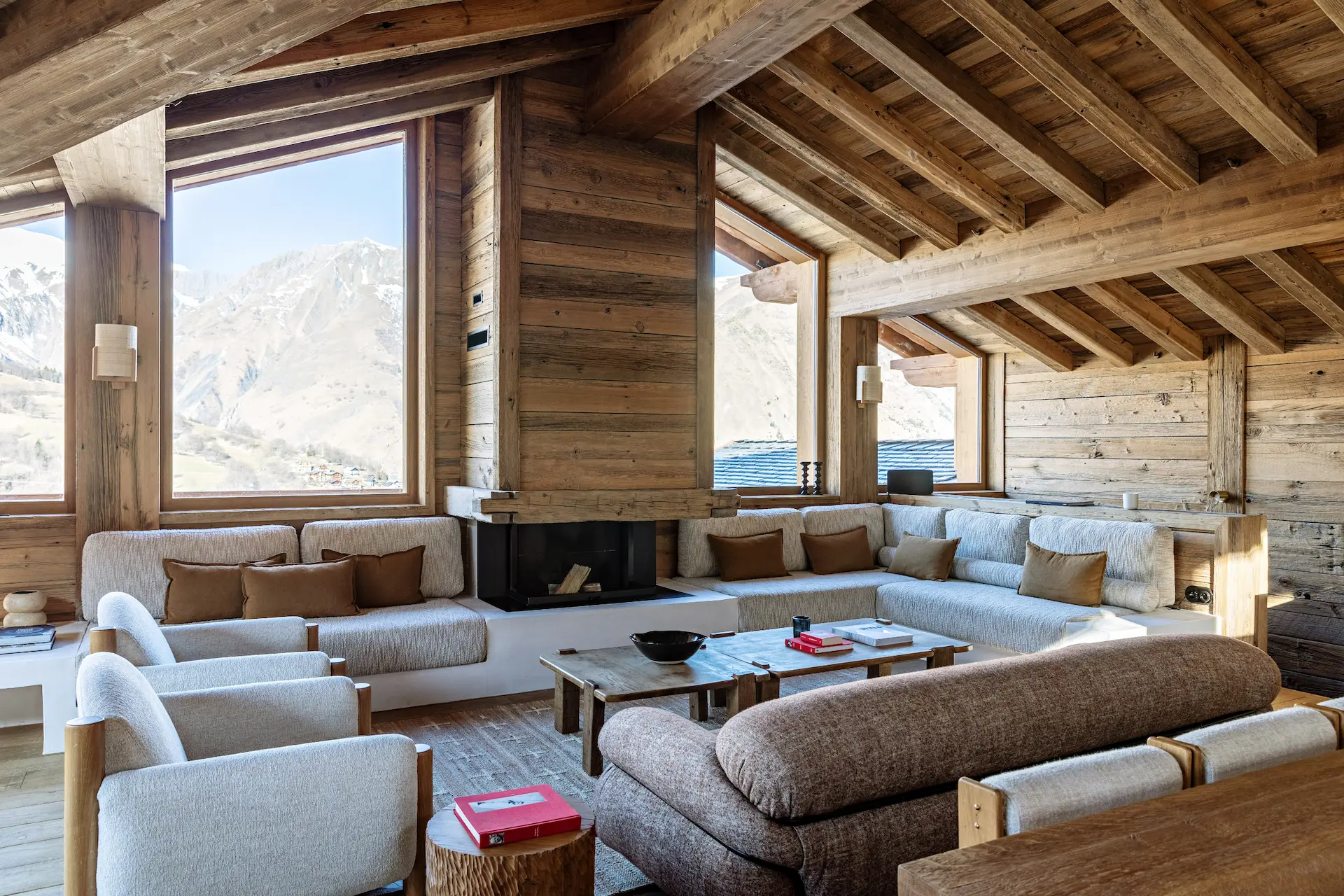Salon moderne et convivial dans un chalet haut de gamme au pied des pistes dans les Alpes françaises