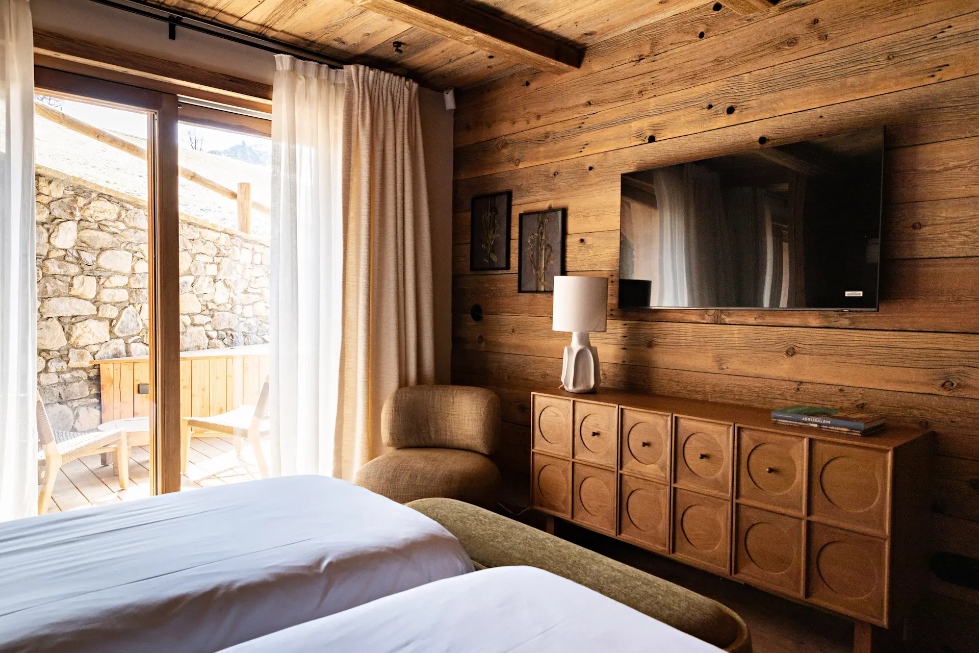 Chambre avec téléviseur chalet de luxe à la montagne, idéale pour des vacances au ski