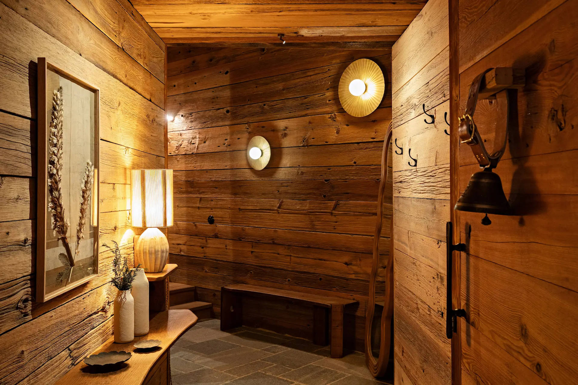 Entrée boisée et chaleureuse du Chalet 3 pour un séjour au ski