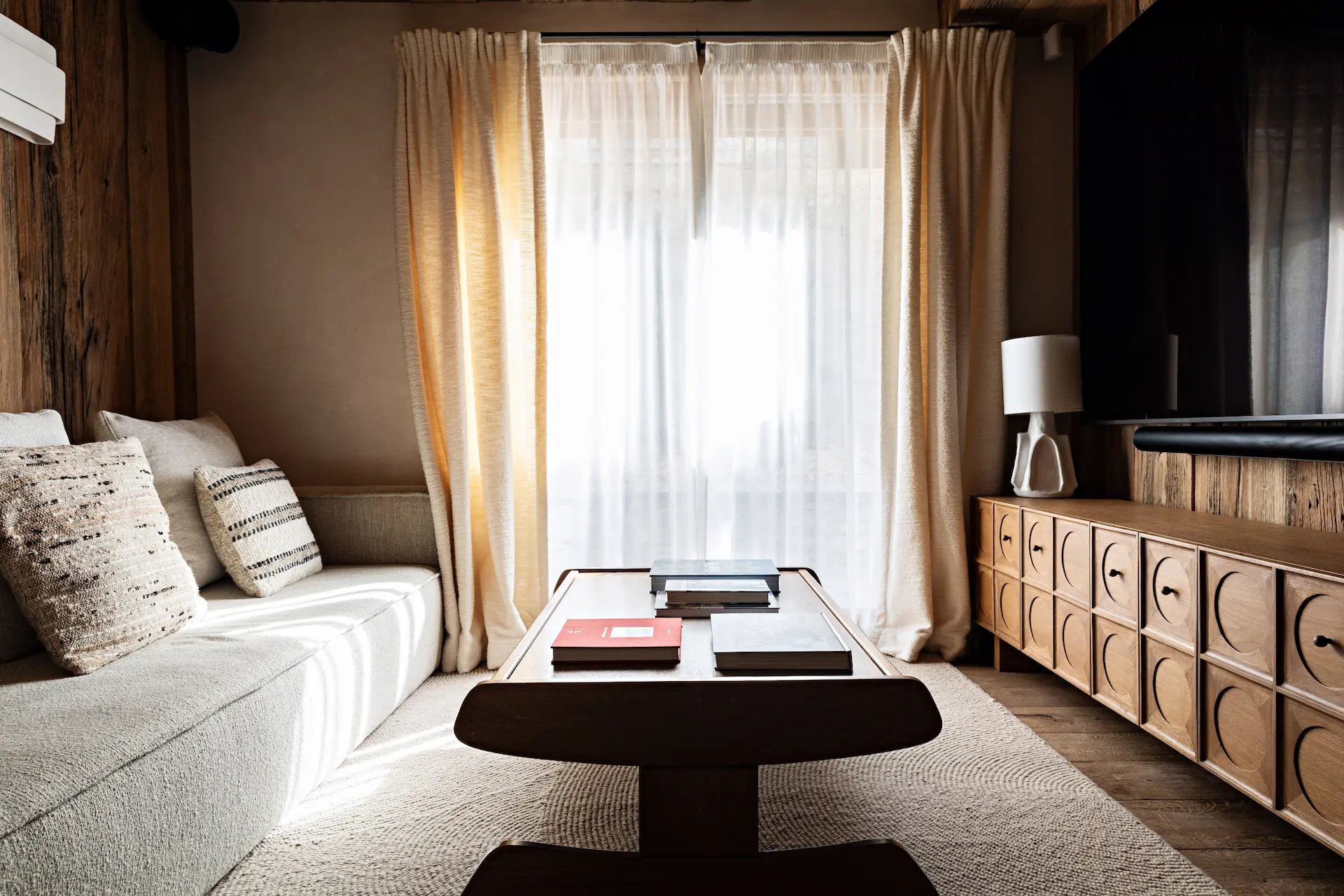 Espace télé au Chalet 3 aux Chalets de la Source 