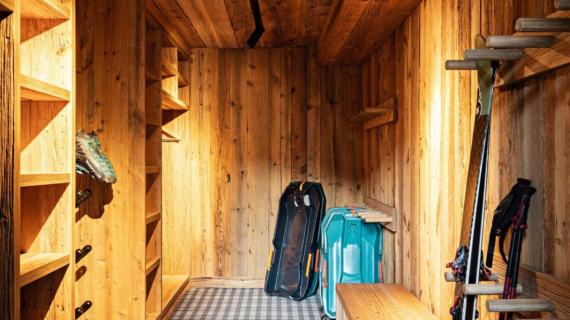 Espace rangement de ski dans un chalet de vacances de luxe dans les Alpes françaises