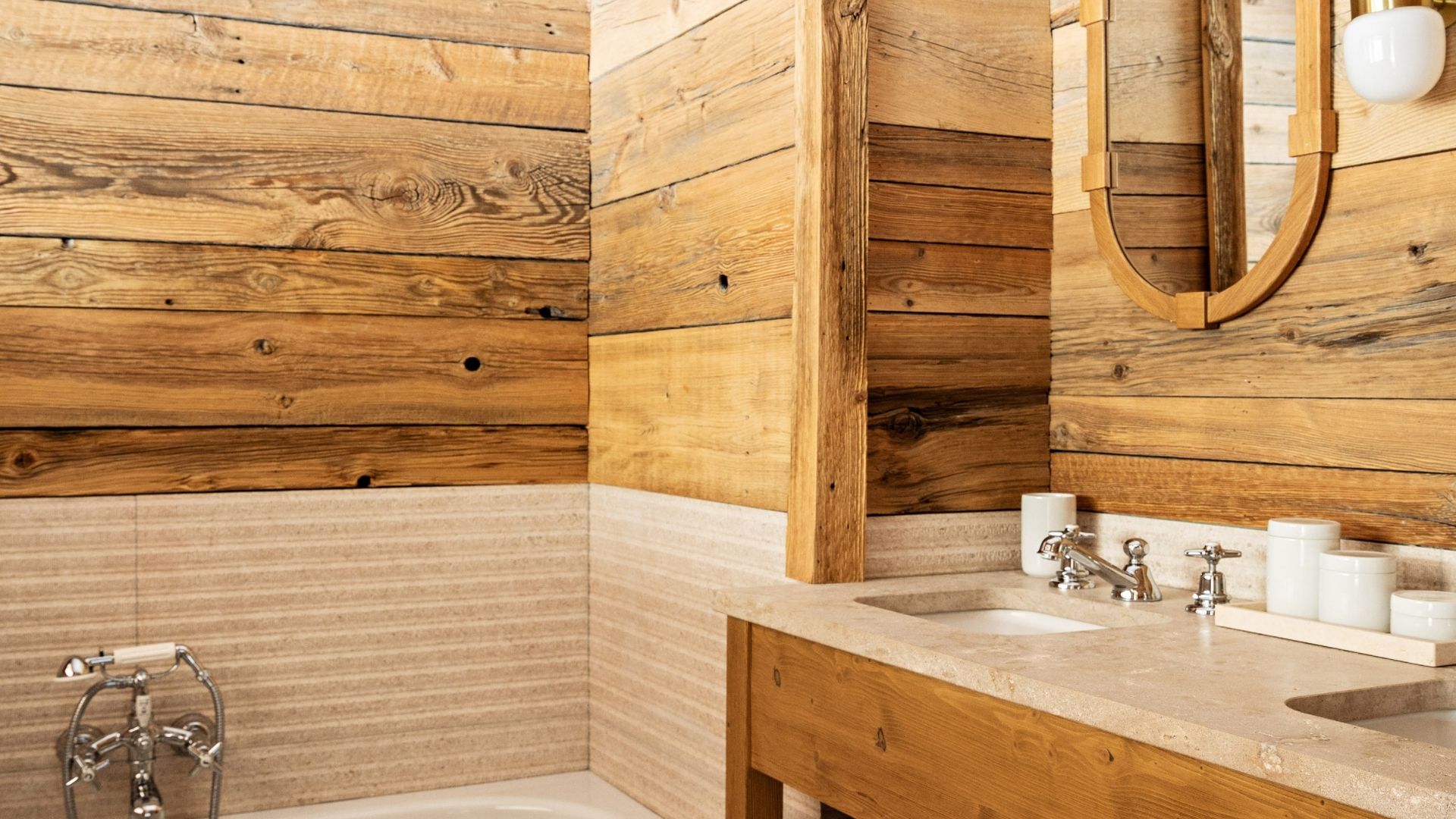 Salle de bain avec baignoire moderne et design aux Chalets de la Source