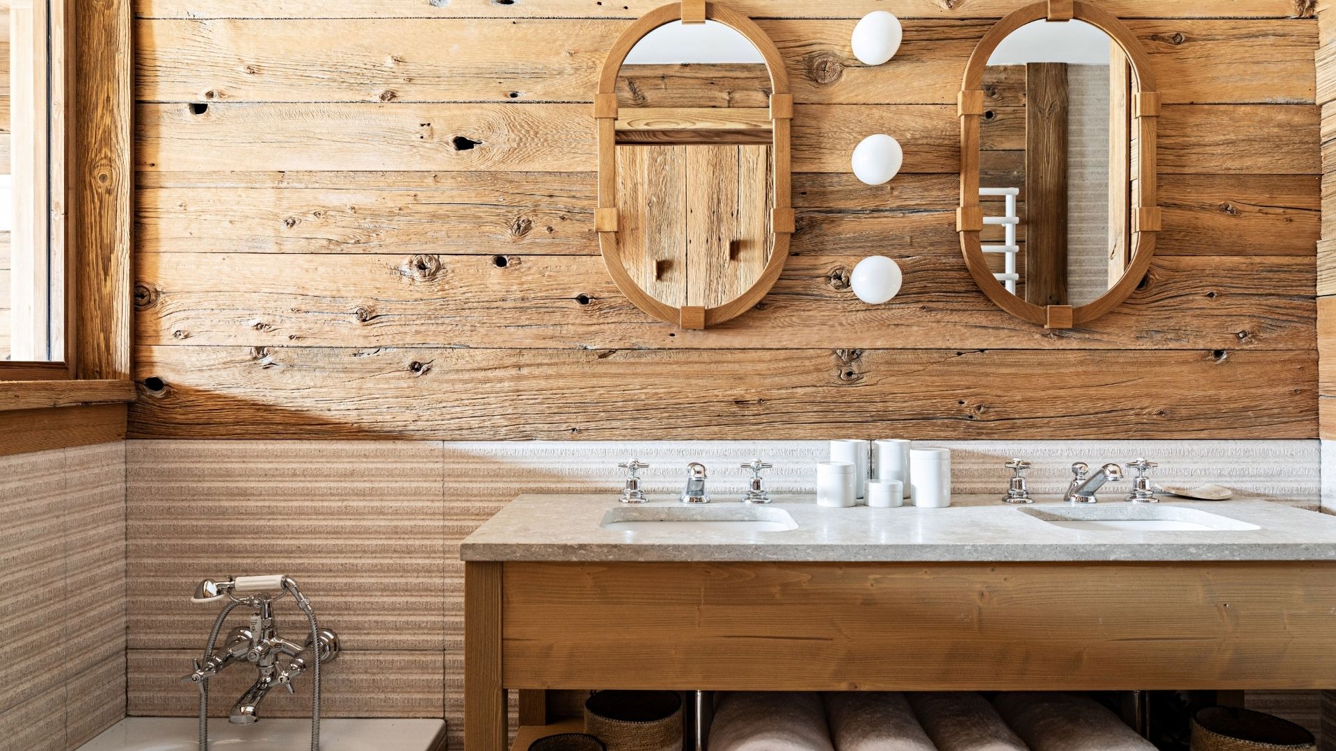 Salle de bain avec double vasque des Chalets de la Source