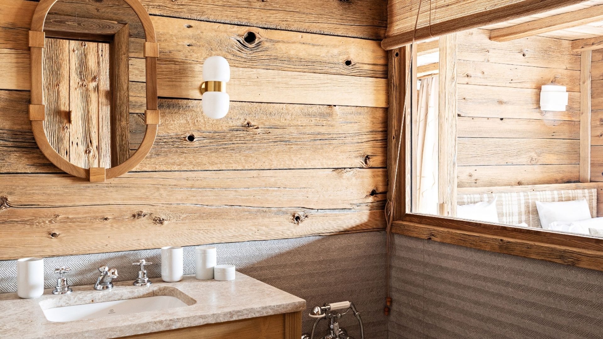 Salle de bain boisée aux Chalets de la Source dans les 3 Vallées