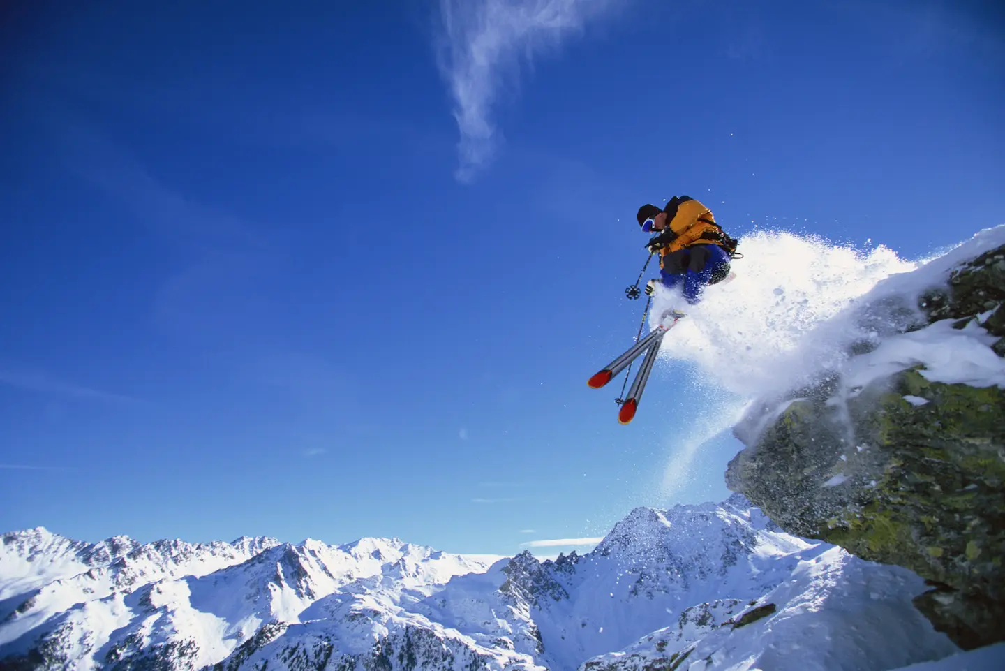Skieur en montagne avec paysage enneigé à Saint-Martin-de-Belleville