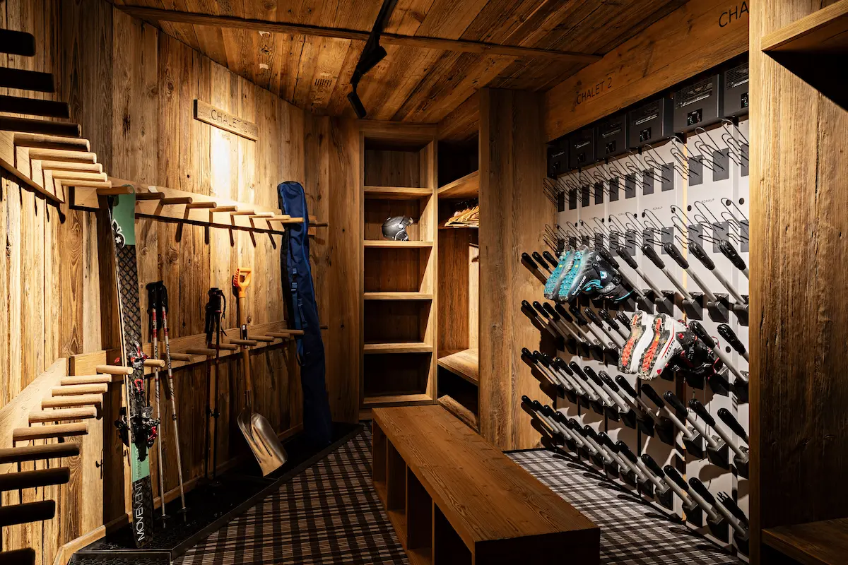 Local à skis pratique et élégant au pied des pistes dans un chalet haut de gamme des 3 Vallées