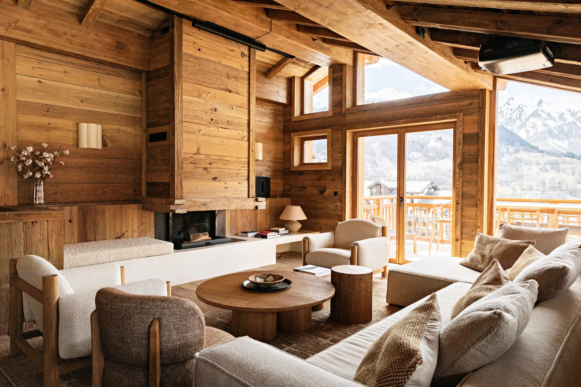 Salon avec cheminée dans un chalet de luxe à Saint-Martin-de-Belleville, ambiance montagne aux 3 Vallées