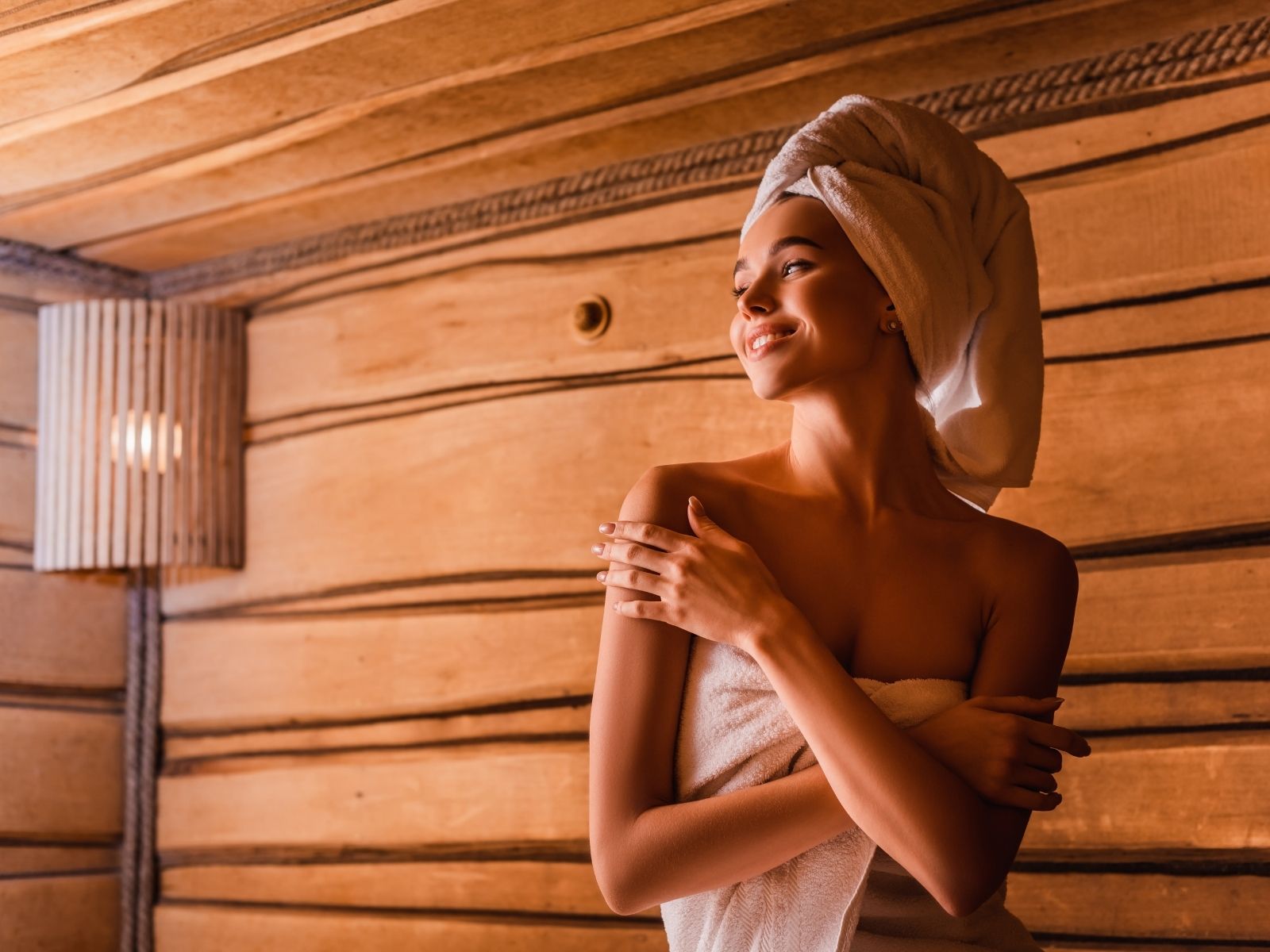 Femme dans l'espace bien-être des Chalets de la Source pour un moment de détente