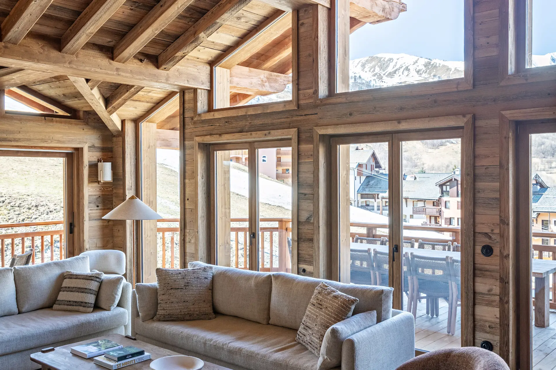 Salon moderne et convivial dans un chalet haut de gamme au pied des pistes dans les Alpes françaises