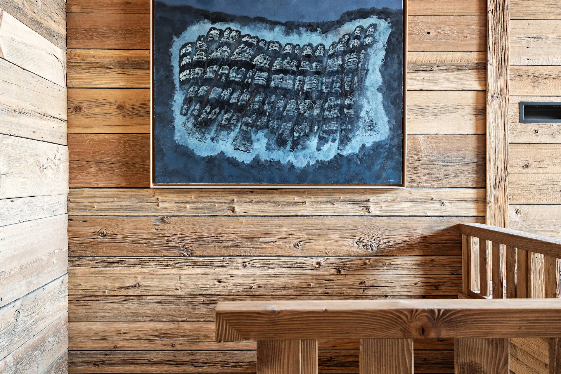 Décoration avec tableau dans un chalet en bois à la montagne 