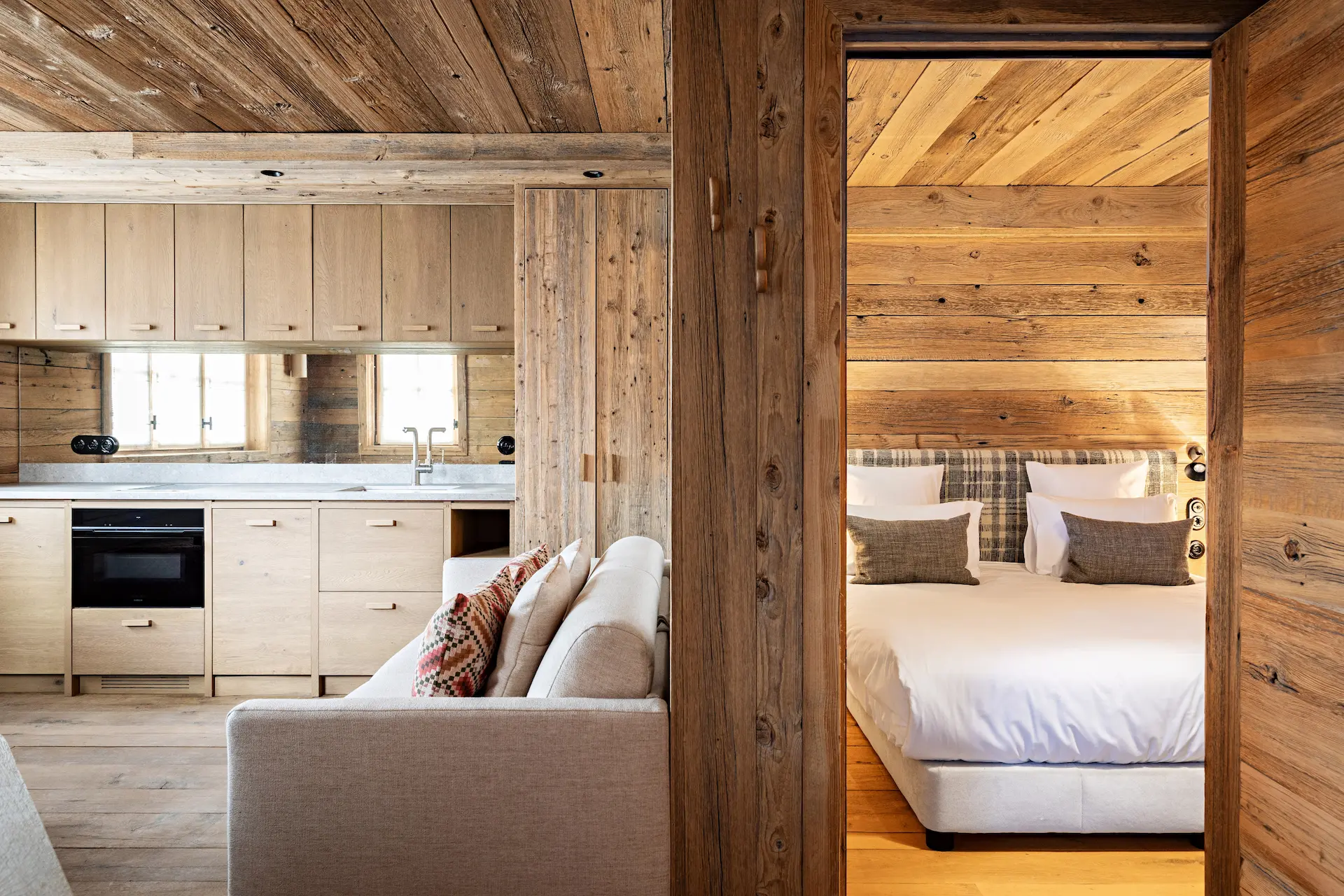 Vue de la chambre et du salon du Chalet 2 pour un séjour en Savoie
