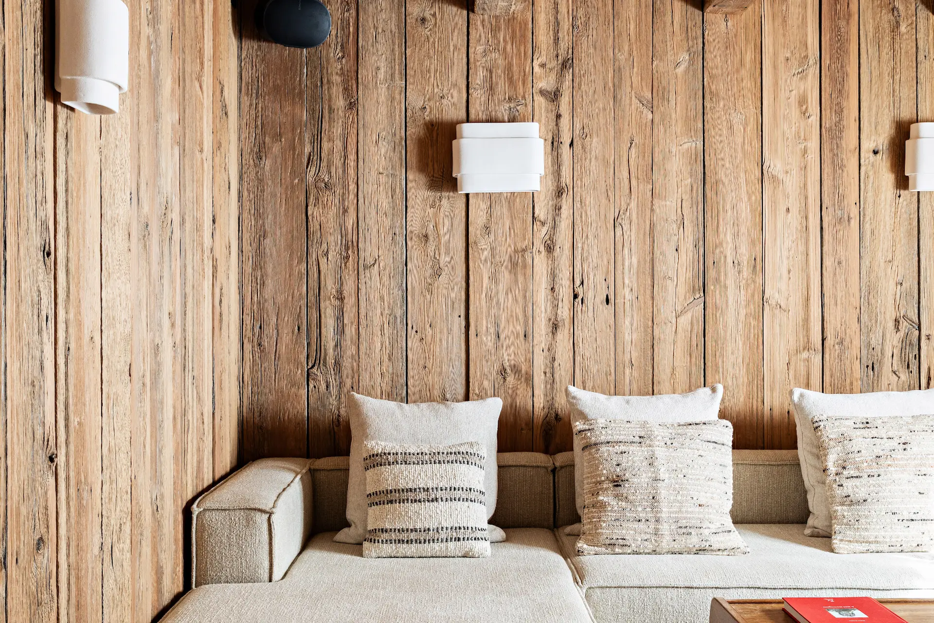 Coin salon avec canapé moderne du Chalet 3 à Saint-Martin-de-Belleville