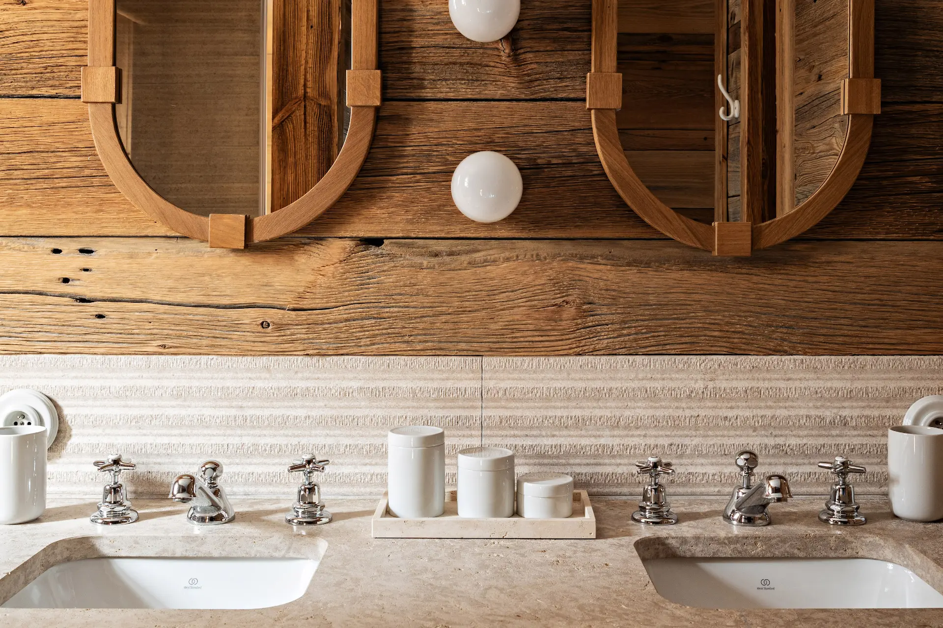 Salle de bain avec double vasque au Chalet 3 aux 3 Vallées