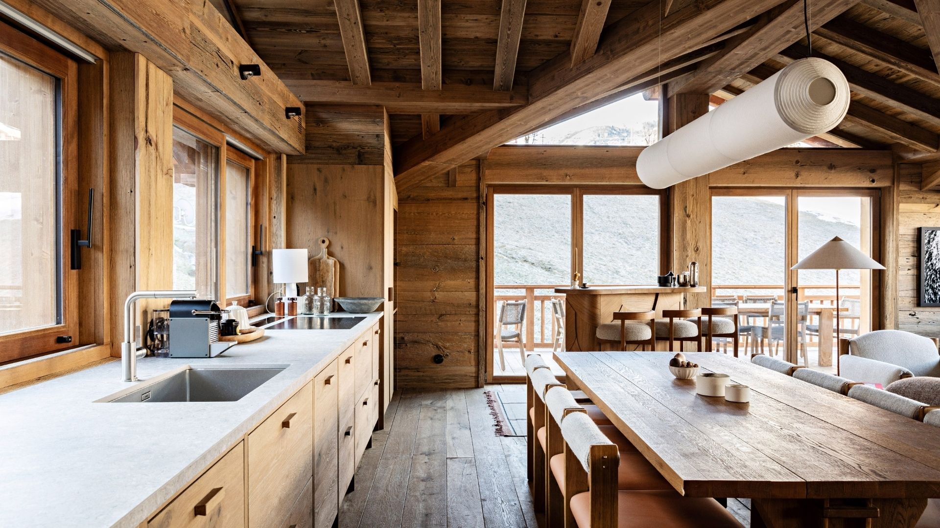 Chalet 3 : cuisine ouverte avec coin repas dans un chalet haut de gamme au pied des pistes de ski