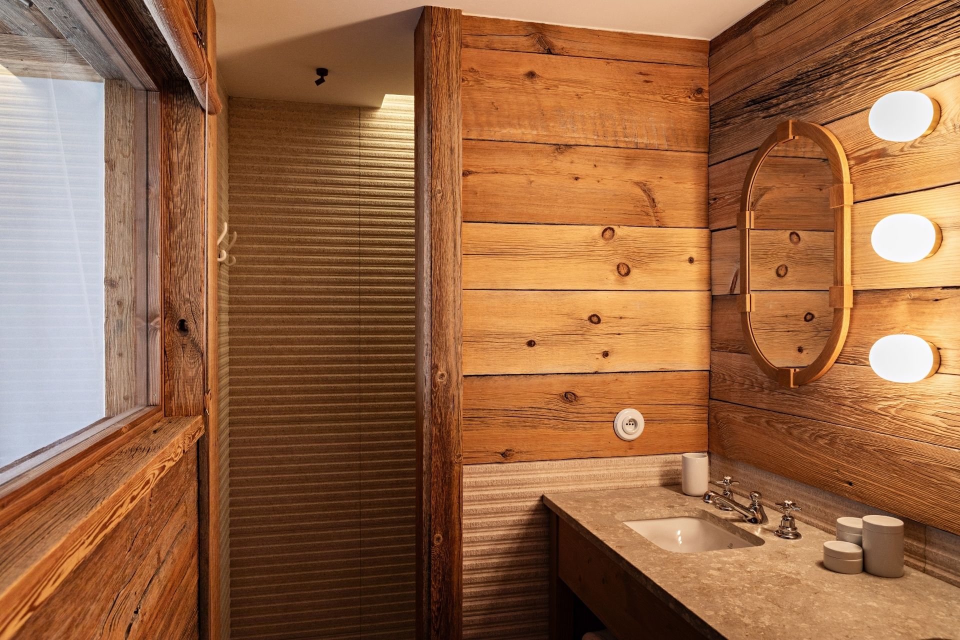 Salle de bain boisée et design du Chalet 2 à Saint-Martin-de-Belleville