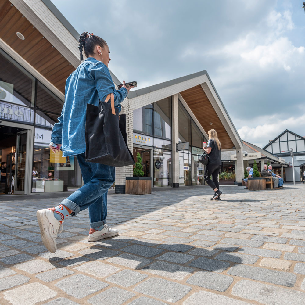 Cheshire Oaks walking and shopping ©Marketing Cheshire