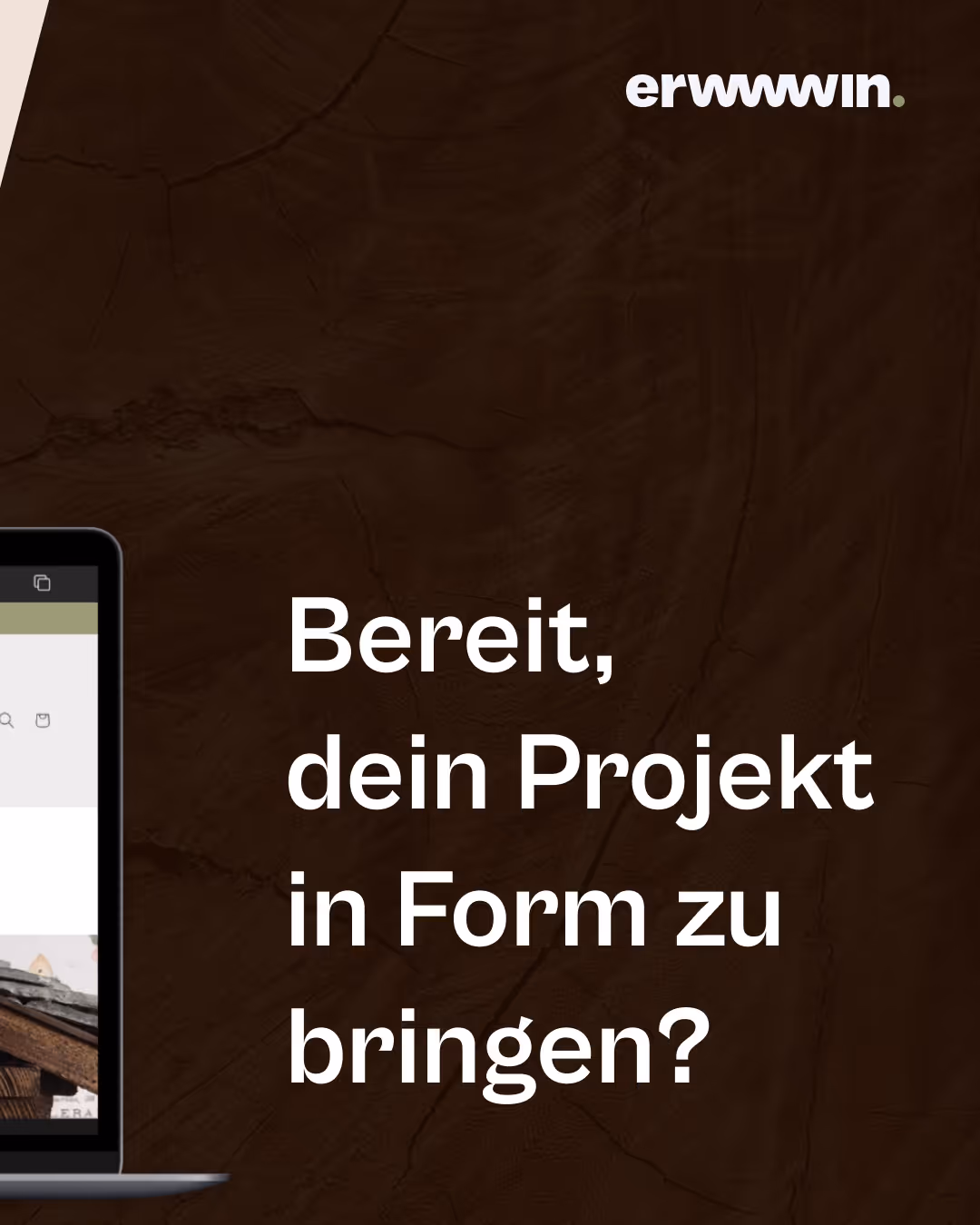 Ein Teil eines geöffneten Laptops links auf dunklem Hintergrund mit der Aufschrift ‚Bereit, dein Projekt in Form zu bringen?‘.
