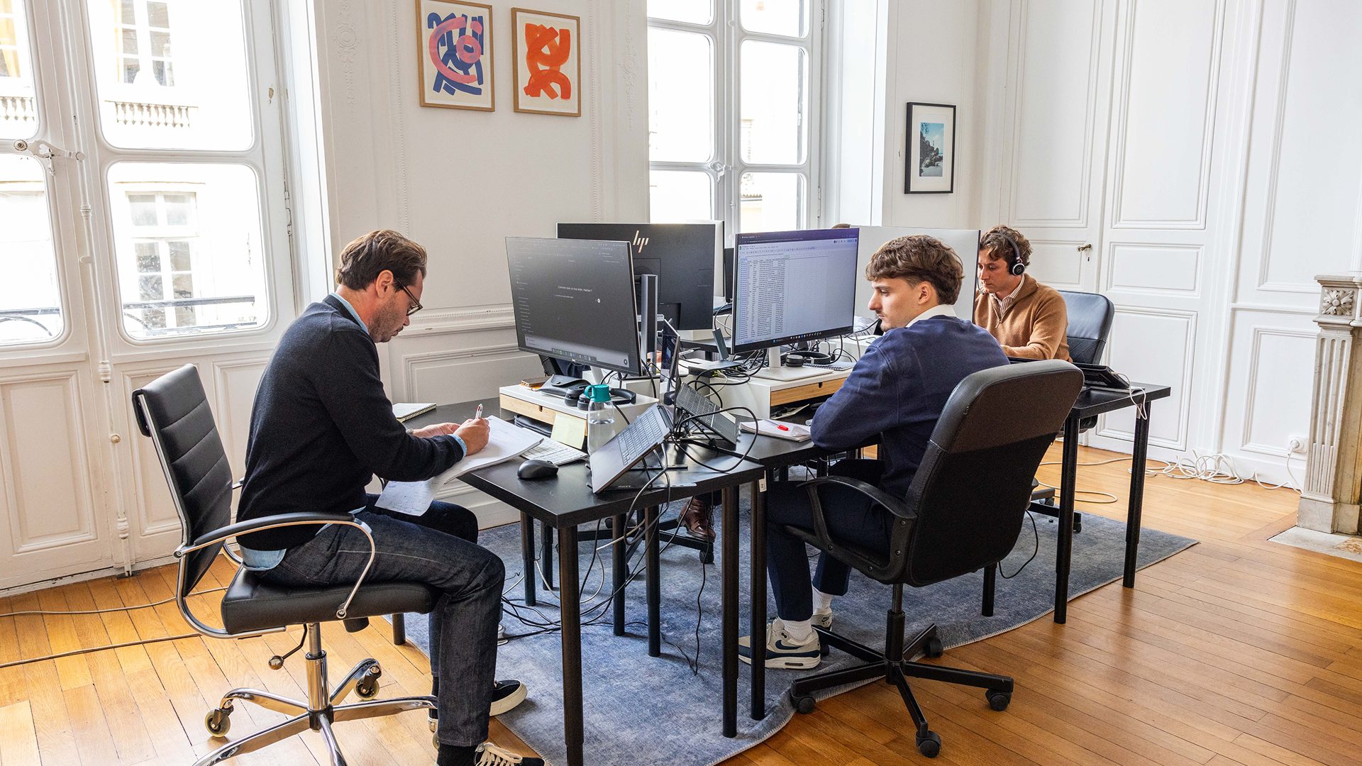 le bureau de prospilot avec trois personnes en train de travailler devant leurs ordinateurs