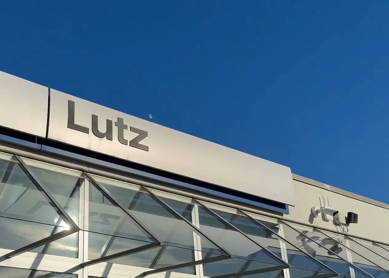 Fassade von Autohaus Lutz in Fürstenfeldbruck mit Schriftzug