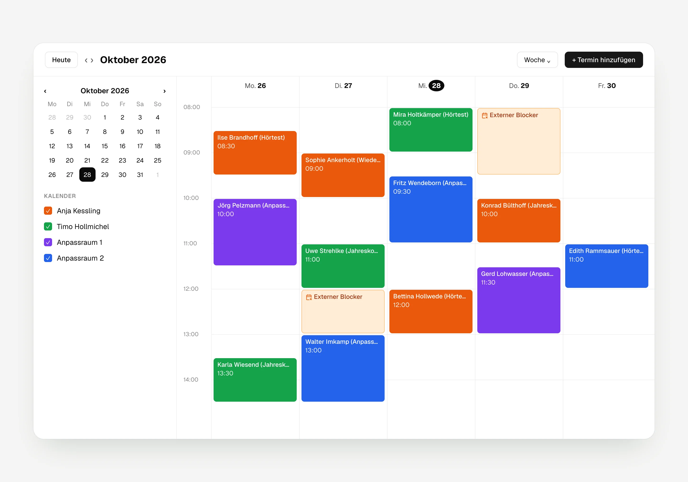 Kalenderansicht von hellomateo mit gebuchten Terminen für Mitarbeiter und Räume, Blockern aus einem verbundenen Kalender und der Auswahl der eingeblendeten Kalender