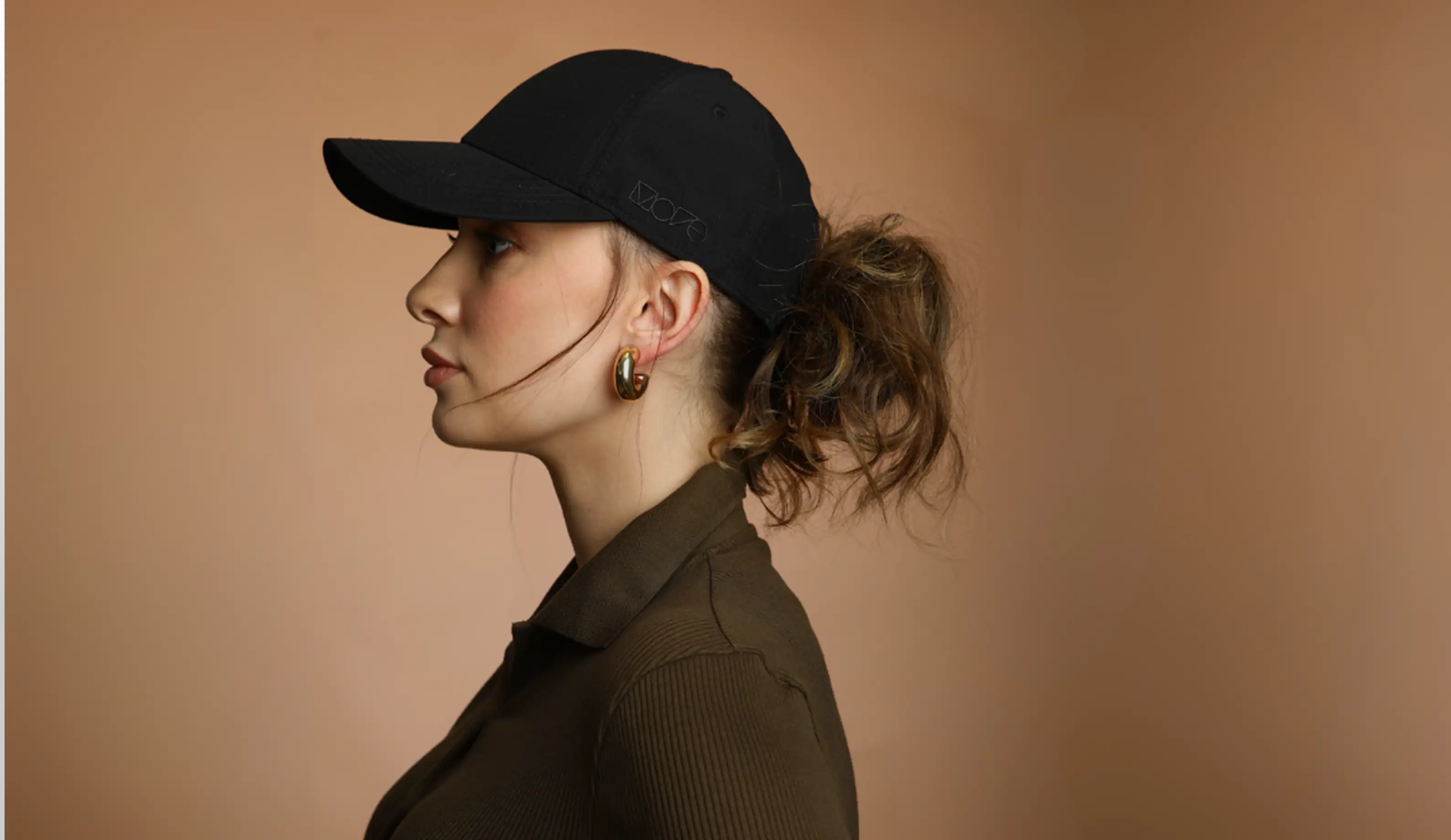 דוגמנית מדגמנת קוקס hairbun