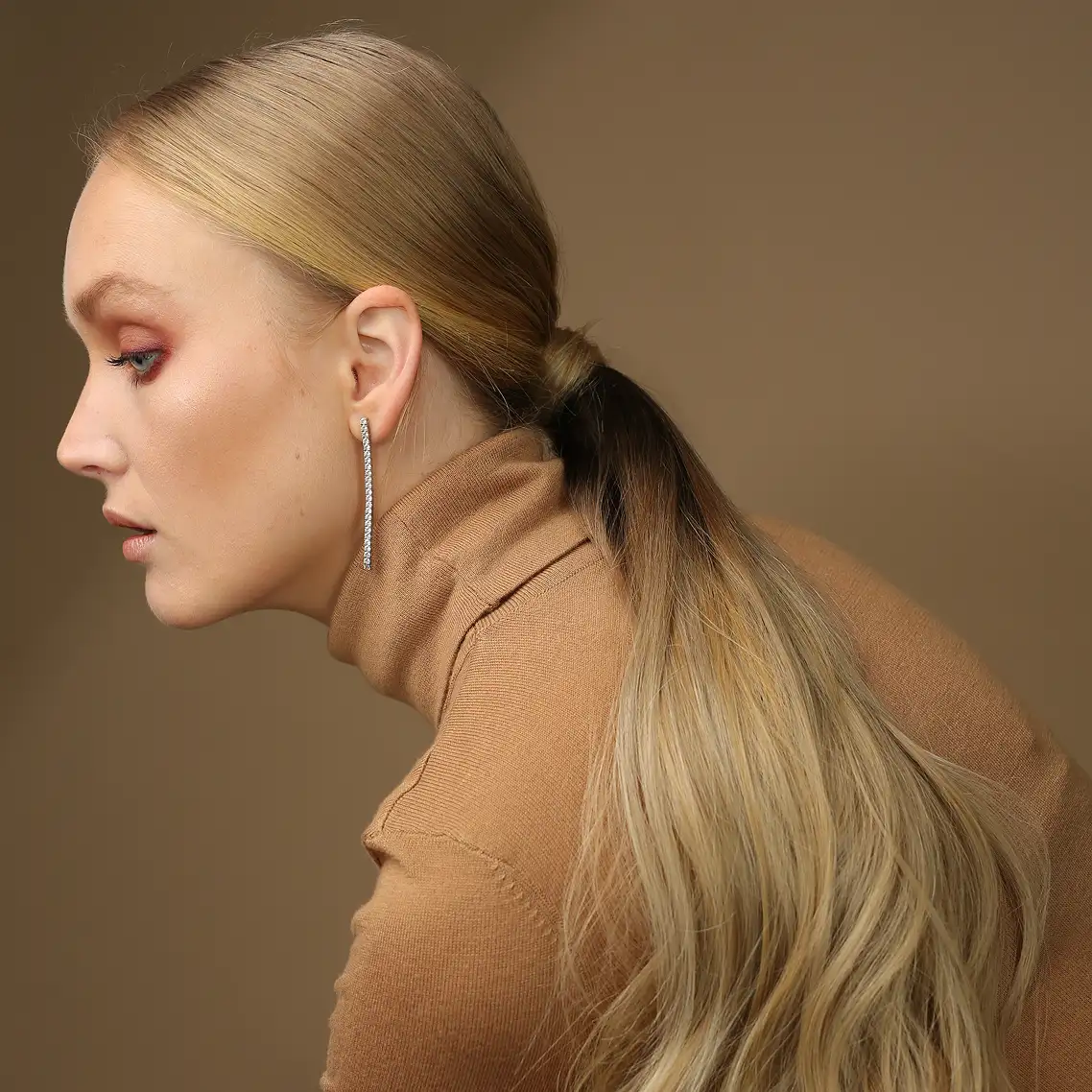 דוגמנית מדגמנת הרחבות שיער