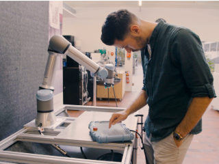 ⚙️ #TechJobs – Flyers konfektionieren mit einem Roboter? – Wir machen keine Standart-Sachen