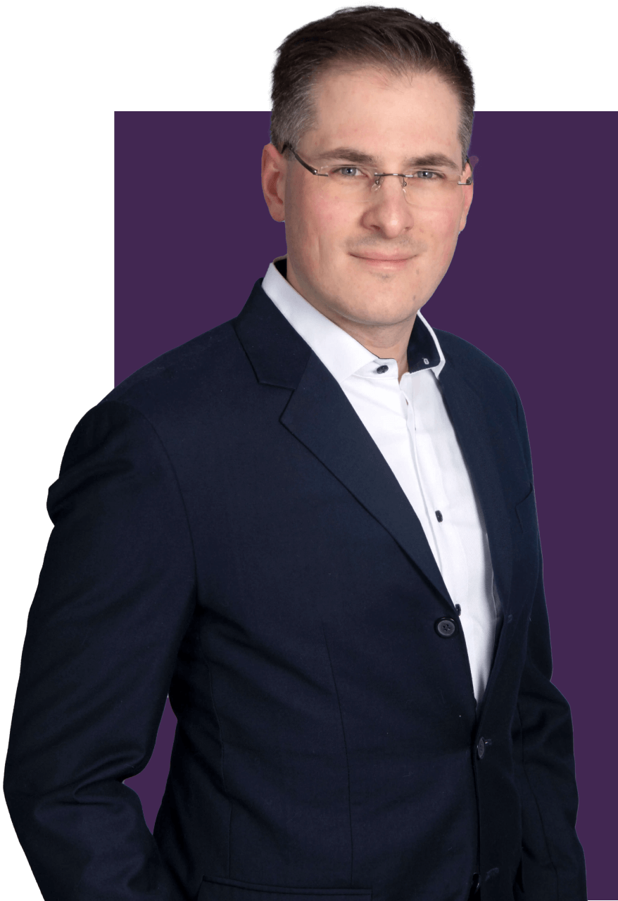 Rechtsanwalt_Fabian_Huber_Portrait_stehend